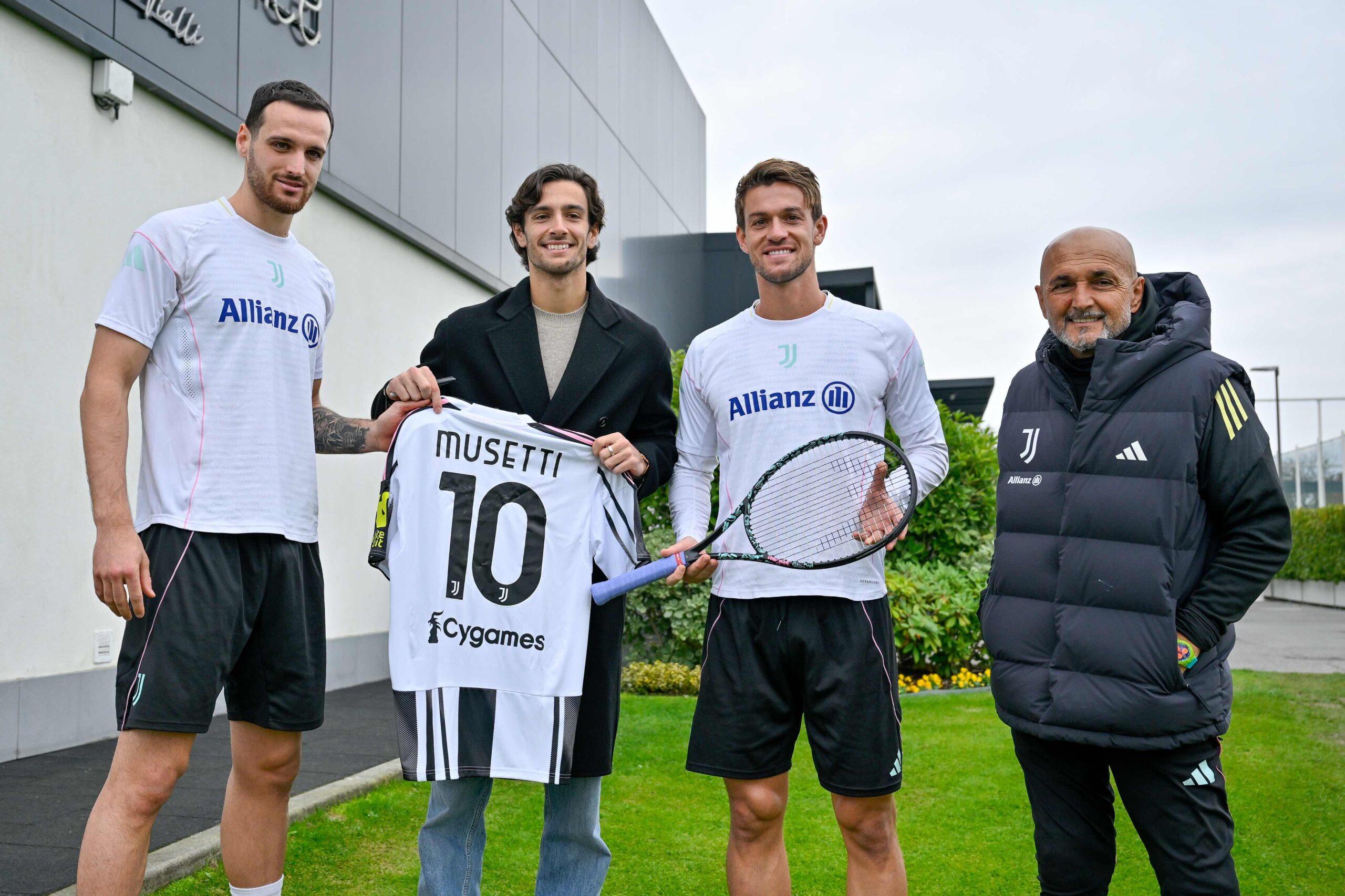 Un ospite a sorpresa alla Continassa: Lorenzo Musetti con la 10 bianconera