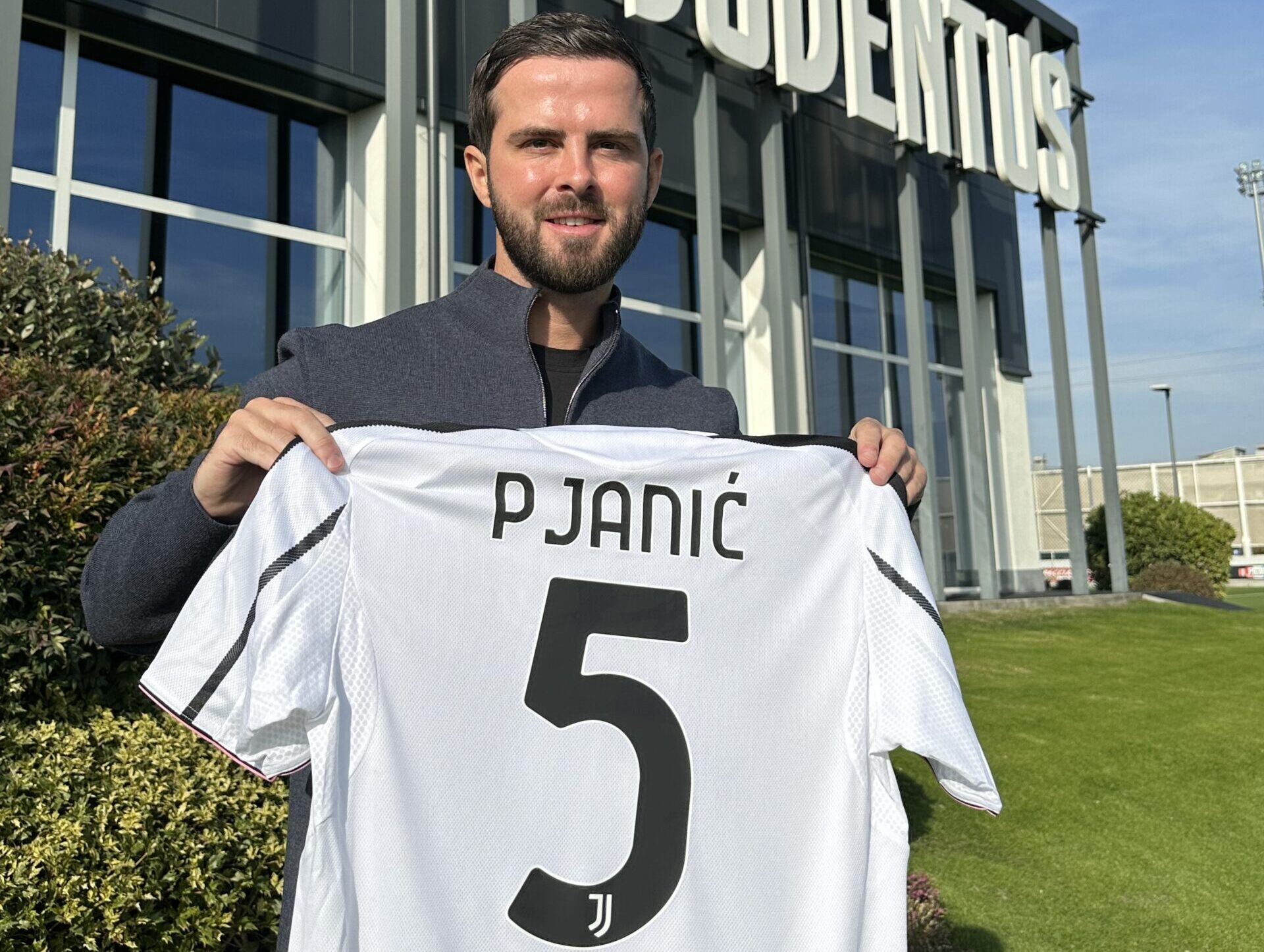 Toh, chi si rivede: Pjanic ospite speciale alla Continassa