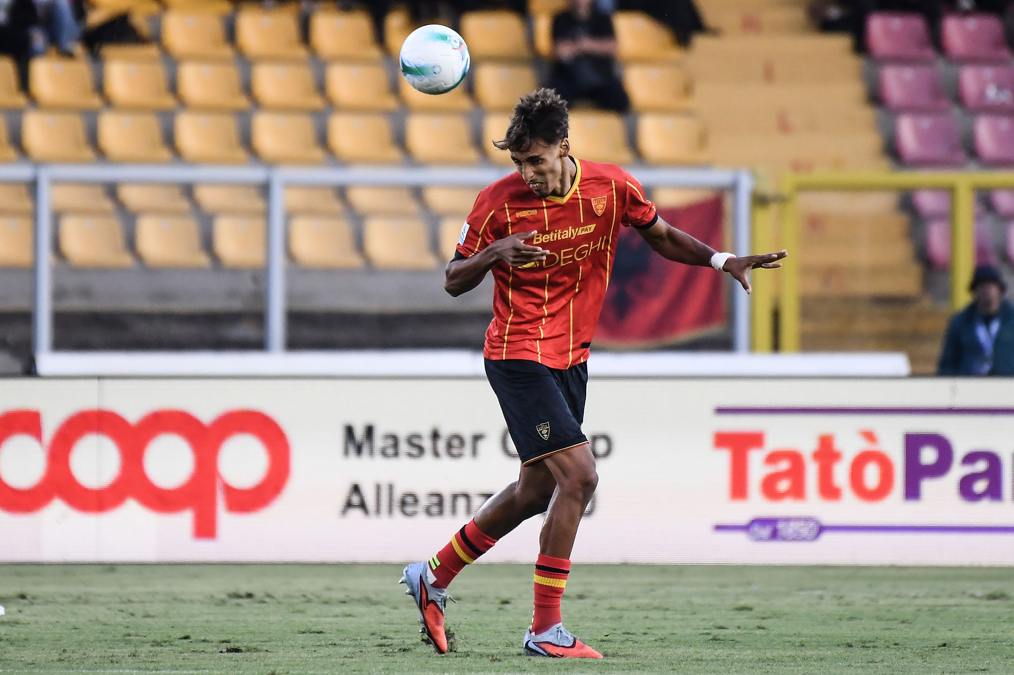 Tiago Gabriel nel mirino della Juventus: il piano per il difensore del Lecce