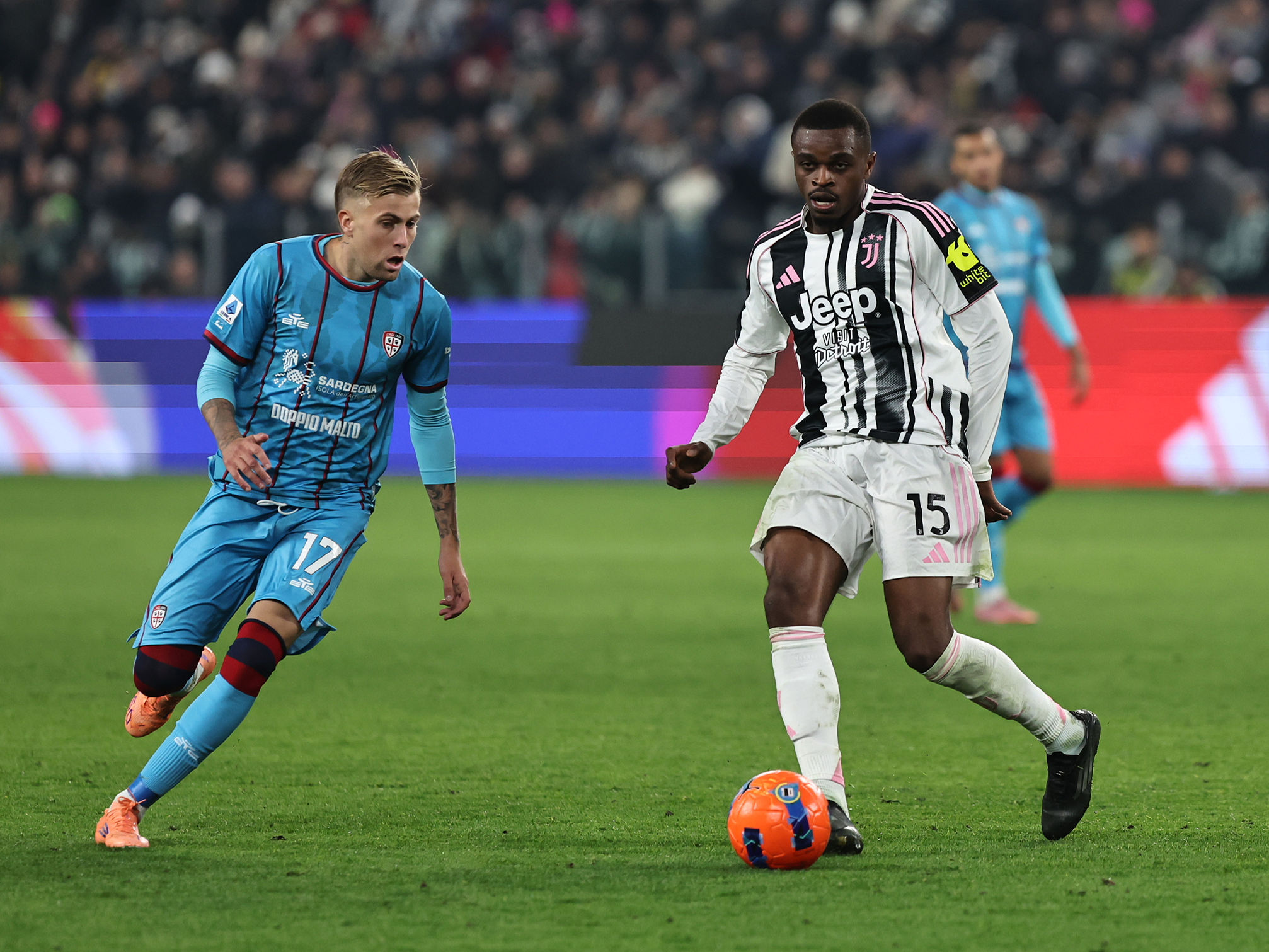 Kalulu decisivo: assist e solidità nella vittoria della Juventus sul Cagliari