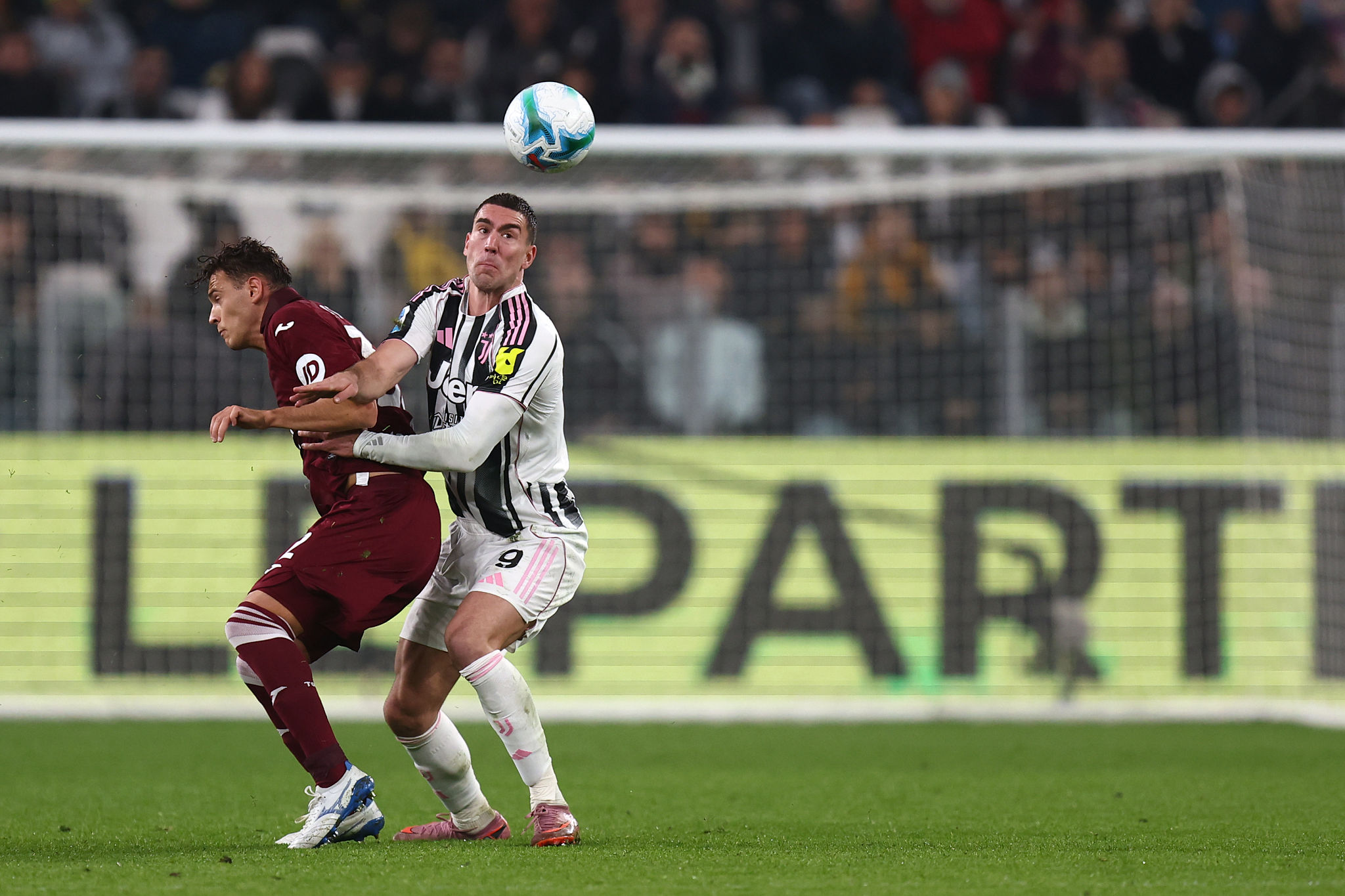 Vlahovic, problema alla schiena e fastidio al flessore: l’infortunio nel derby