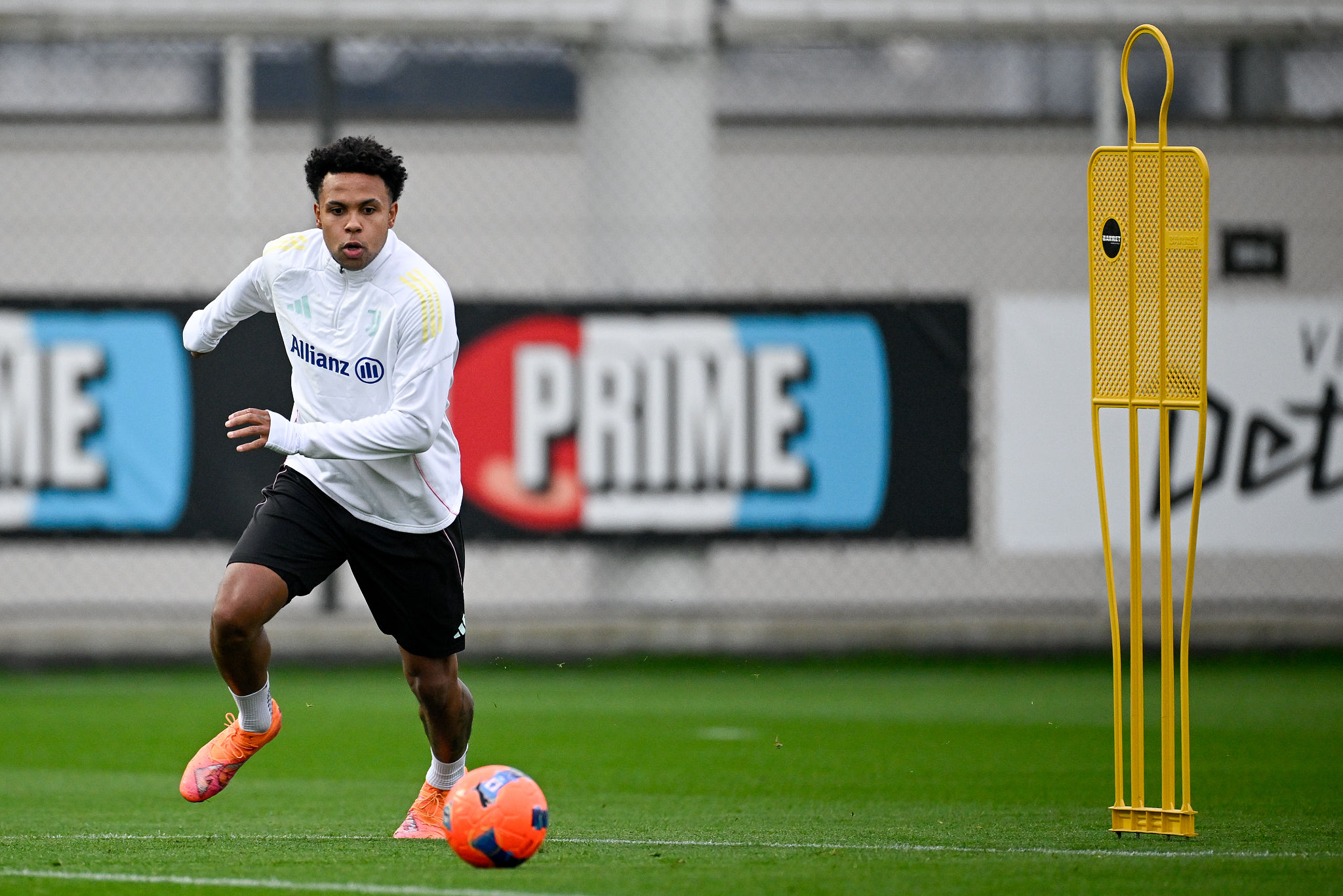 McKennie, che siparietto in allenamento: il texano si nasconde dalle telecamere