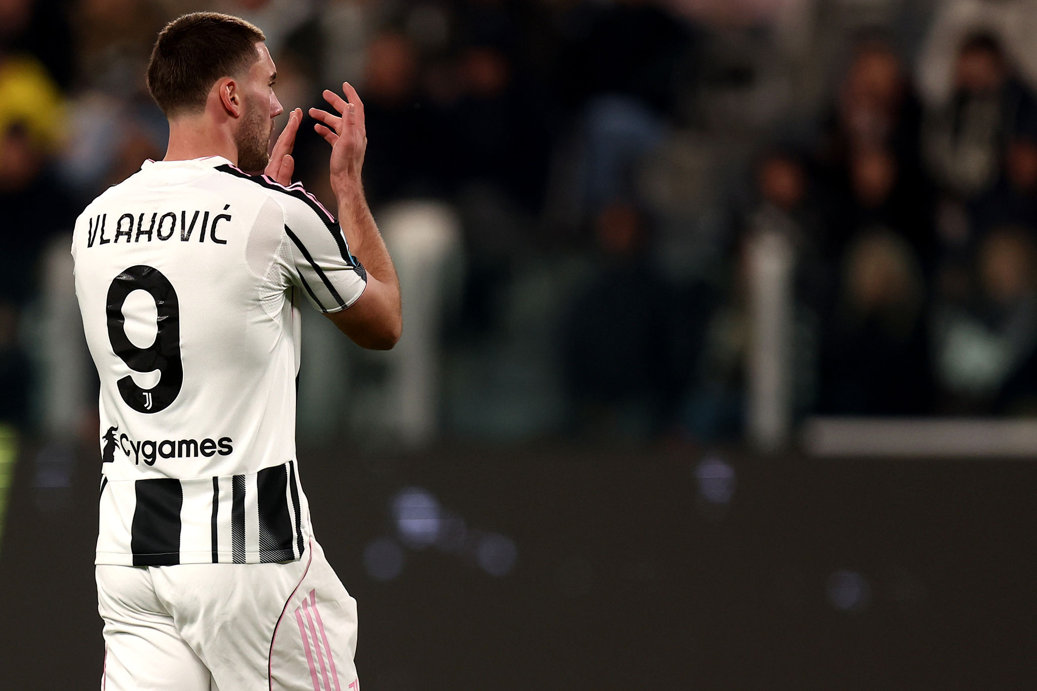 Vlahovic, il rinnovo con la Juve si complica: un infortunio cambia le carte in tavola