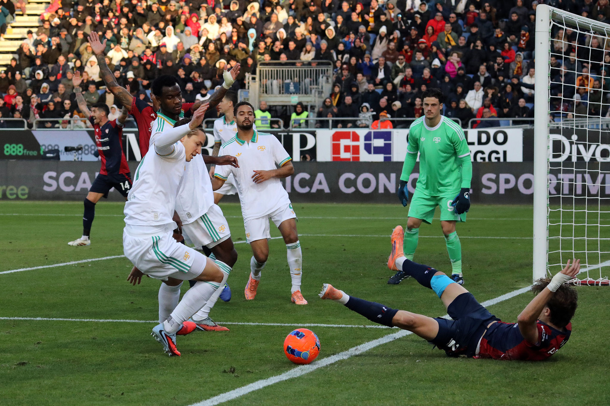 Roma, Hermoso diffidato prima della sfida con la Juventus: stasera c’è il Como