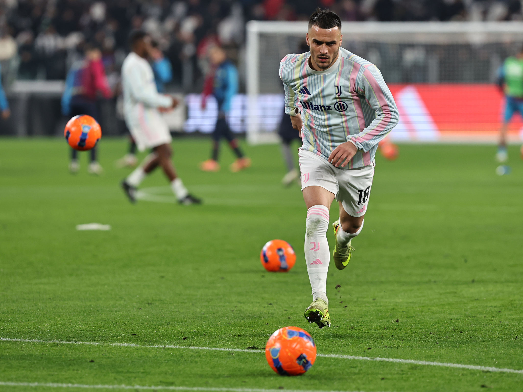 Mourinho spinge per Kostic: il Benfica torna a monitorare l’esterno della Juventus