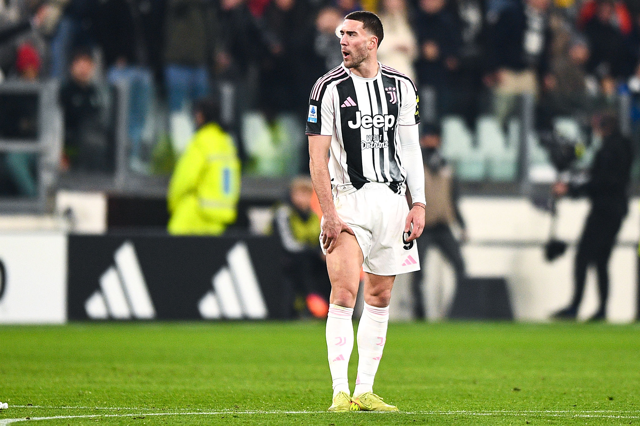 Vlahovic operato, il messaggio social ai tifosi: i tempi di recupero e la situazione di Gatti