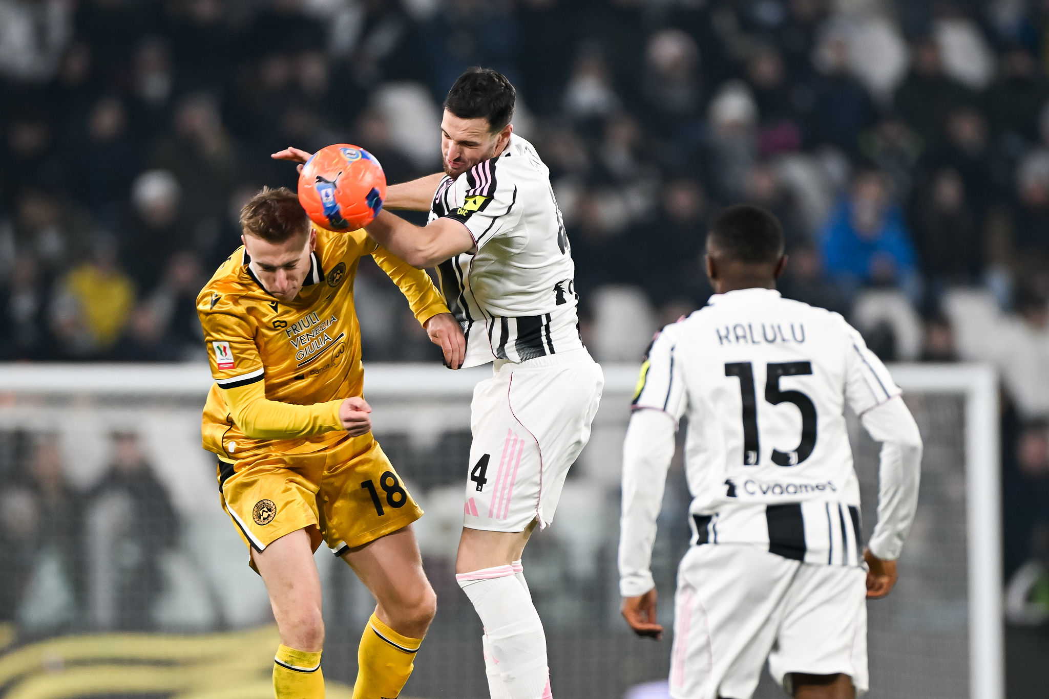 Infortunio Gatti in Juventus-Udinese: il difensore esce zoppicando