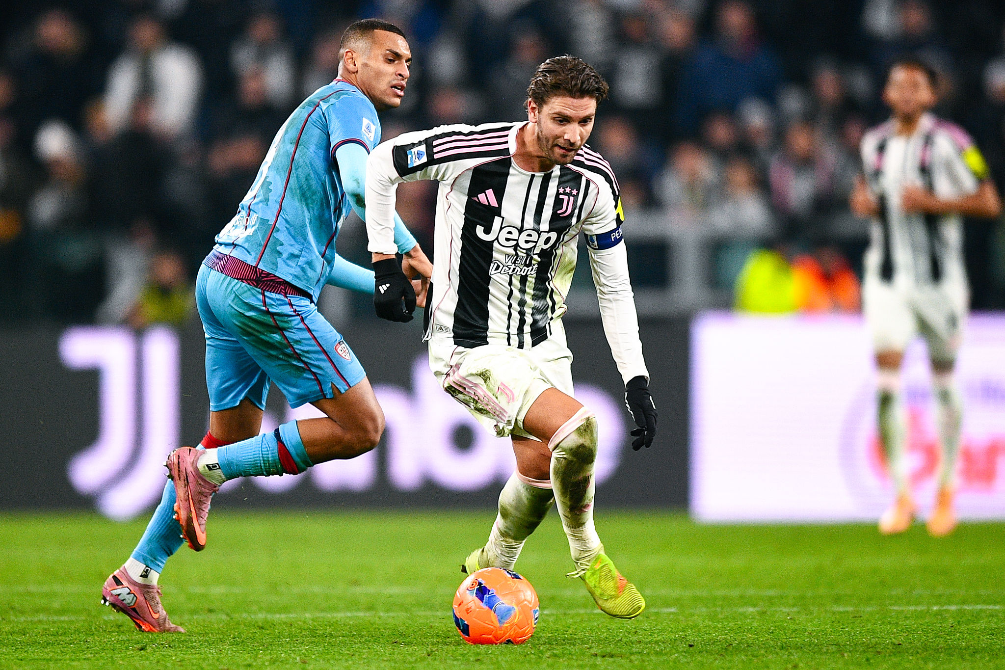 Corsa al 93′ contro il Cagliari: la Juventus celebra Locatelli