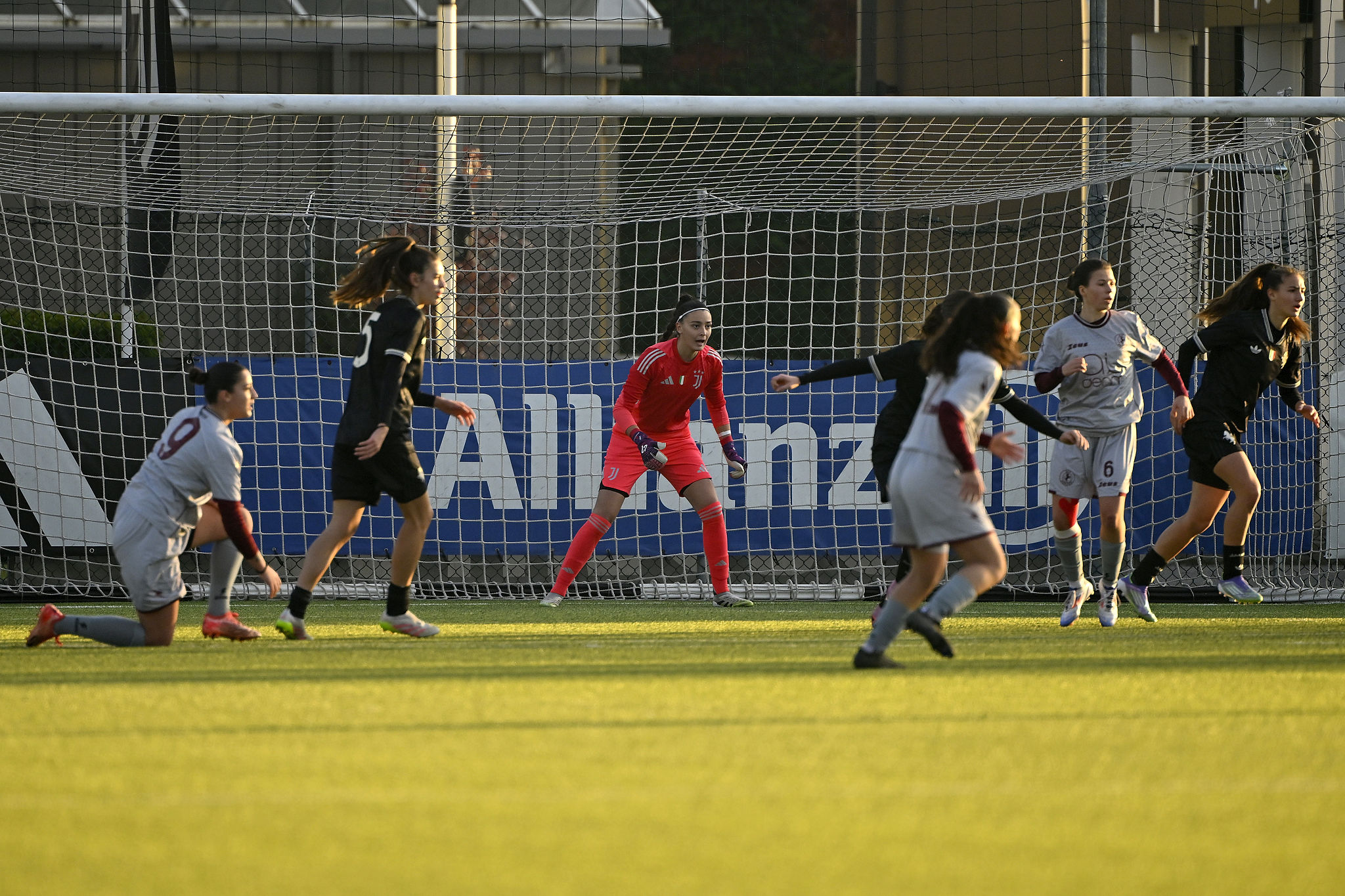Anna Mallardi firma il suo primo contratto con la Juventus Women