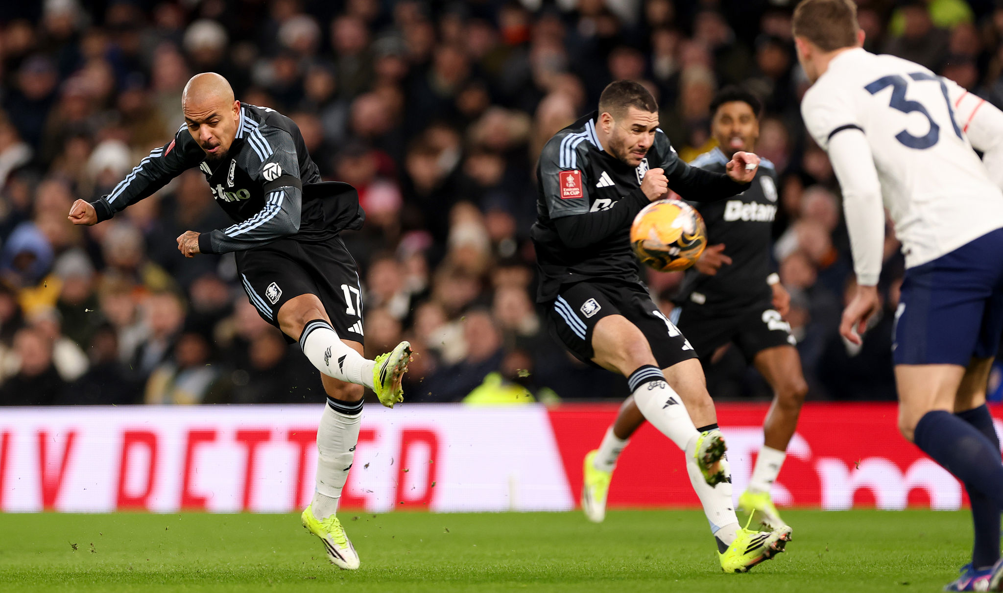 La Roma accelera per Malen, la Juventus resta a osservare