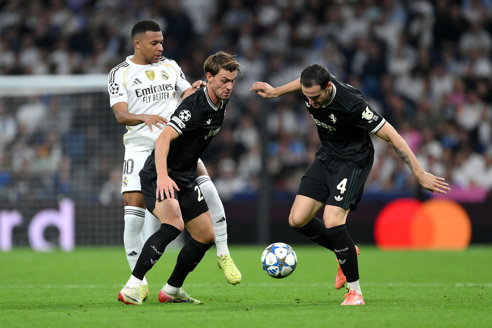 Fiorentina, nuove idee mercato: le piste Rugani e Gatti perdono quota