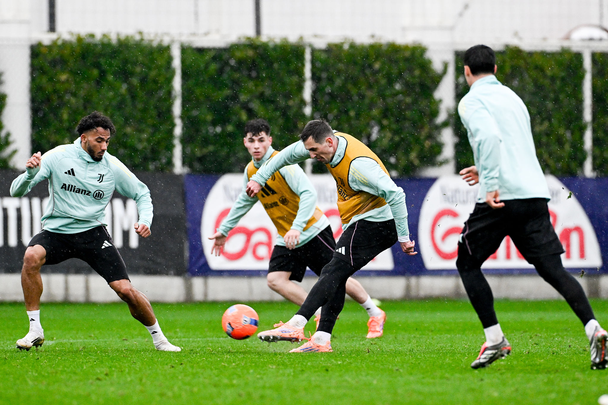 Milik, il rientro slitta ancora: un fastidio al polpaccio frena il polacco