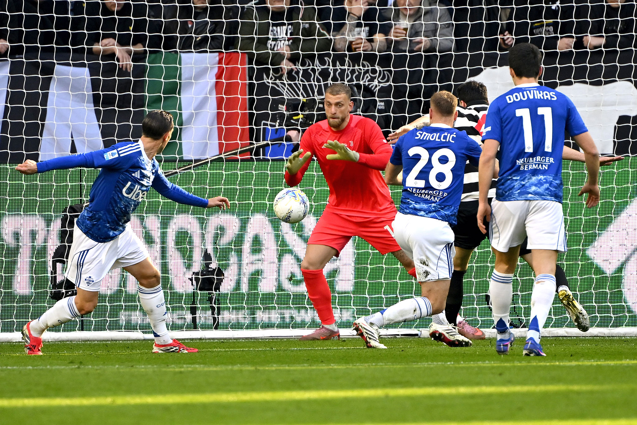 Insulti e minacce a Di Gregorio, il portiere della Juventus chiude i social