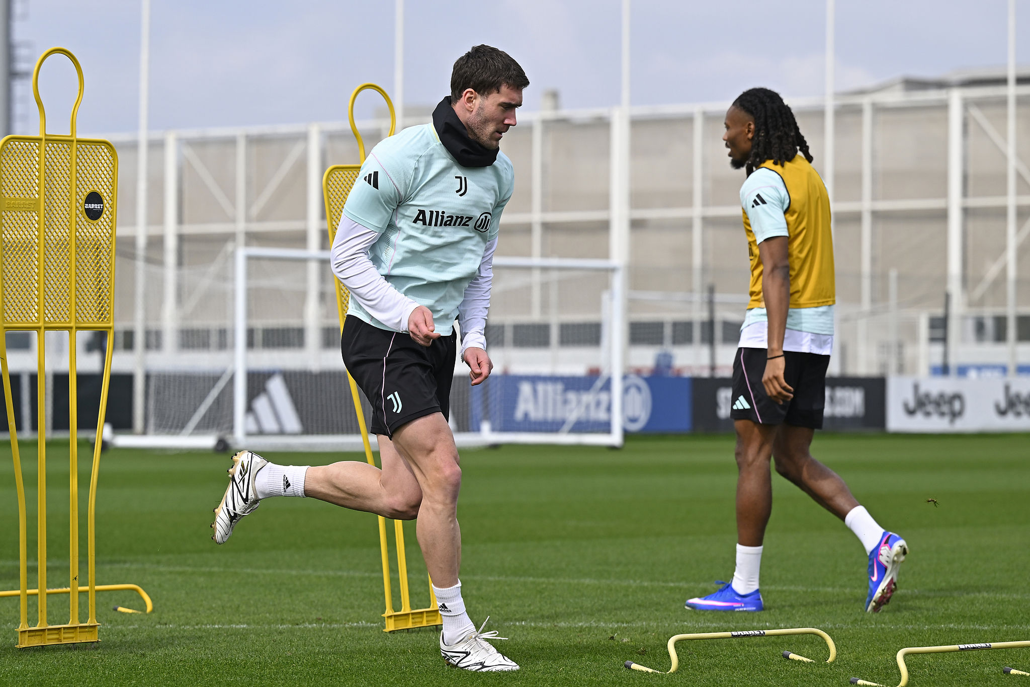 Vlahovic punta il Sassuolo, Thuram resta in dubbio per la sfida: le ultime