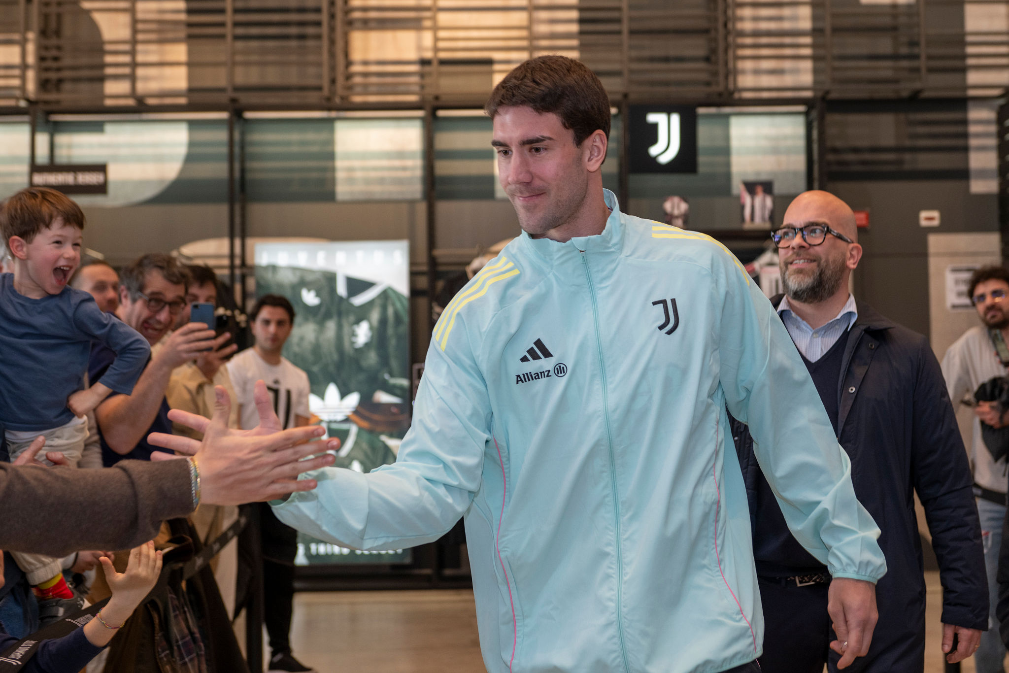 Vlahovic al centro del progetto Juventus, per il partner d'attacco si valutano Lewandowski e Kolo Muani