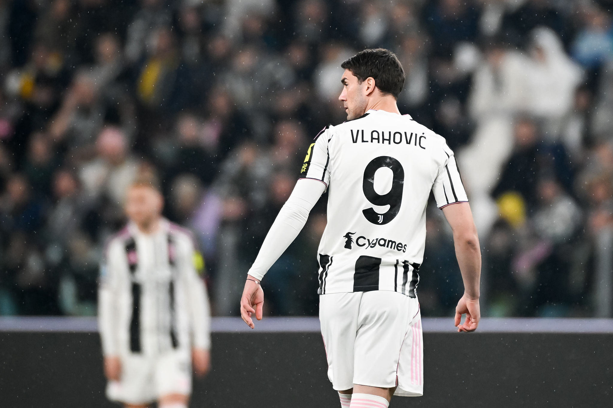 Vlahovic ancora al centro della Juve, si lavora al futuro dell’attacco: Kolo Muani una possibilità