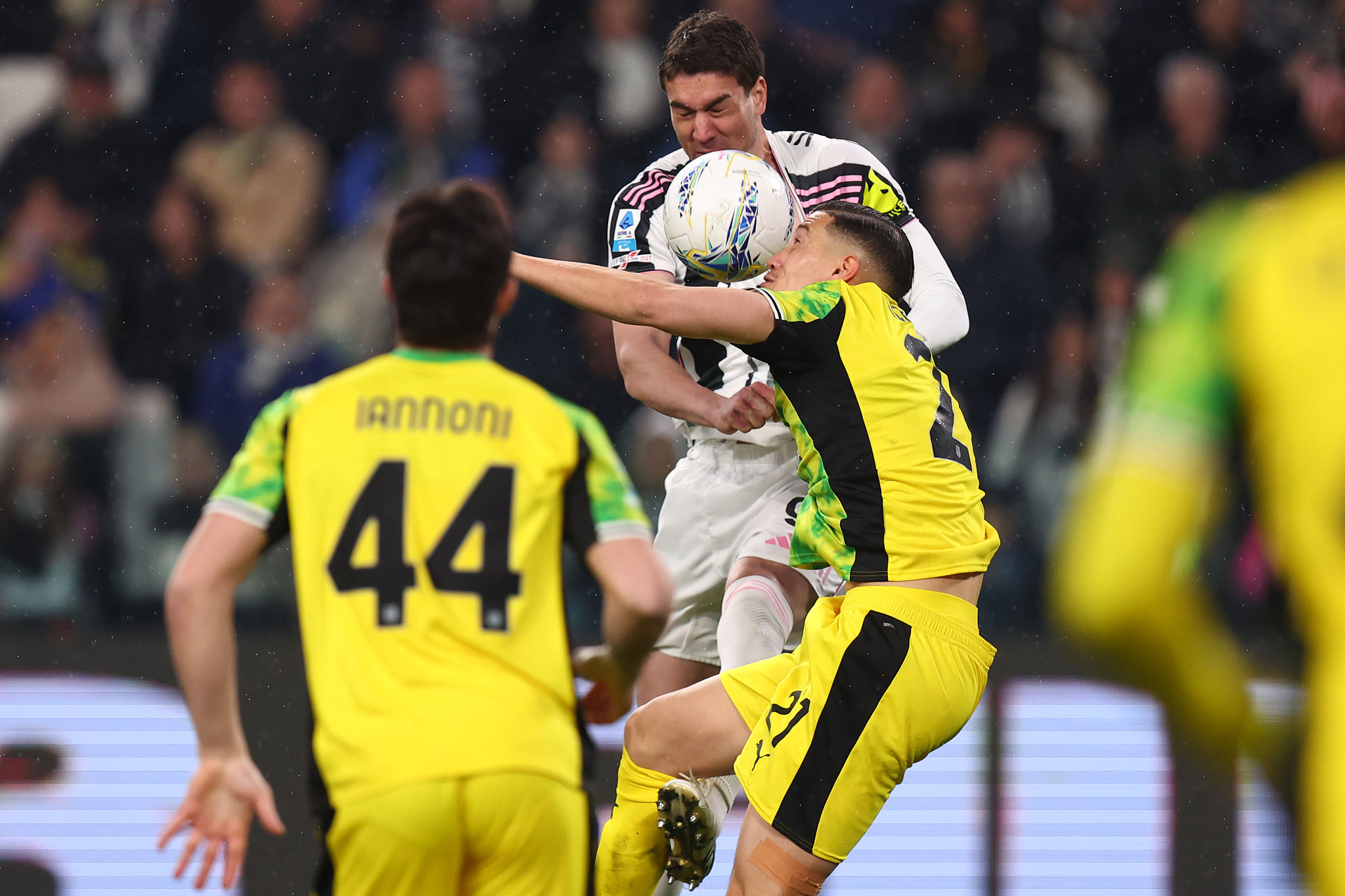 Vlahovic, il rinnovo con la Juventus entra nel vivo: ingaggio dimezzato e contratto fino al 2028