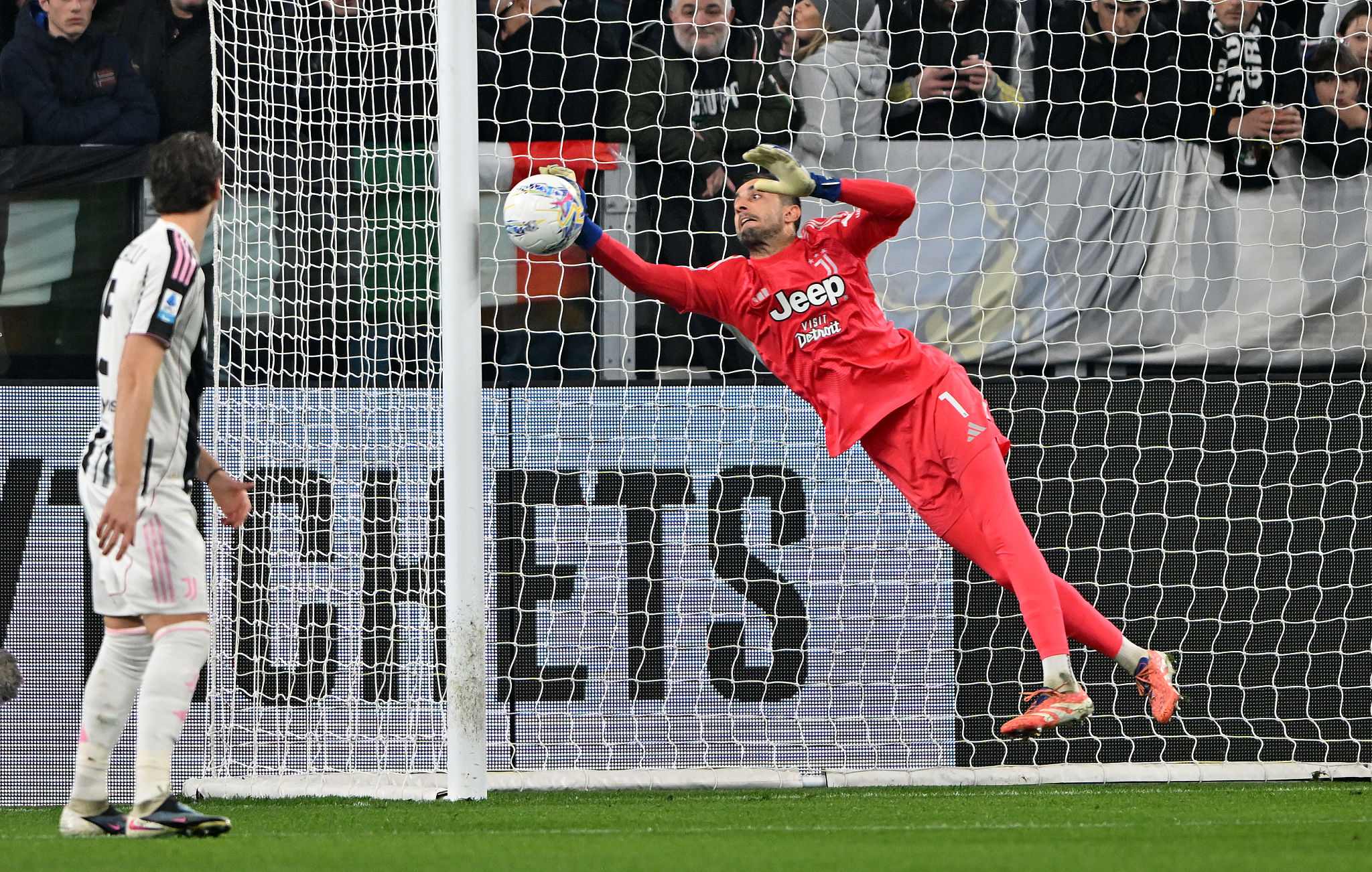 Vlahovic e Perin ko, doppio allarme in casa Juventus: le ultime