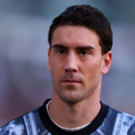 Vlahovic, la Juventus propone il rinnovo al ribasso: si tratta sui bonus