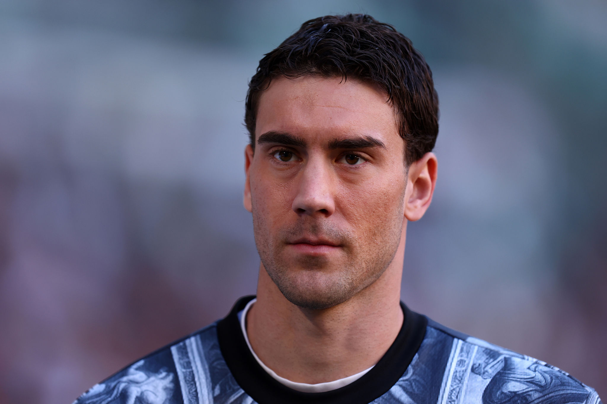 Vlahovic, la Juventus propone il rinnovo al ribasso: si tratta sui bonus