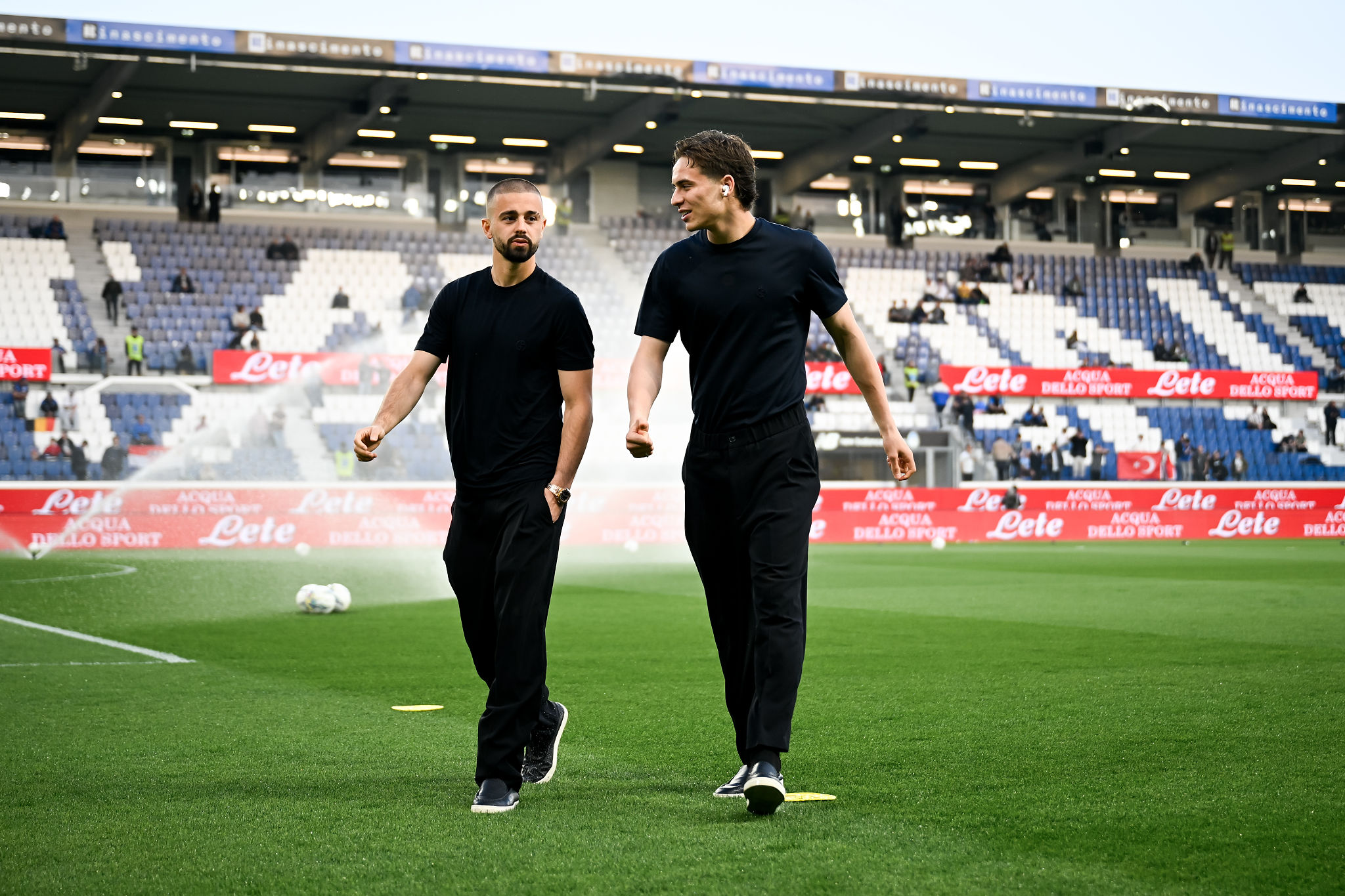 Juve, il duetto di Yildiz e Zhegrova in palestra: cantano ‘L’italiano’ (VIDEO)