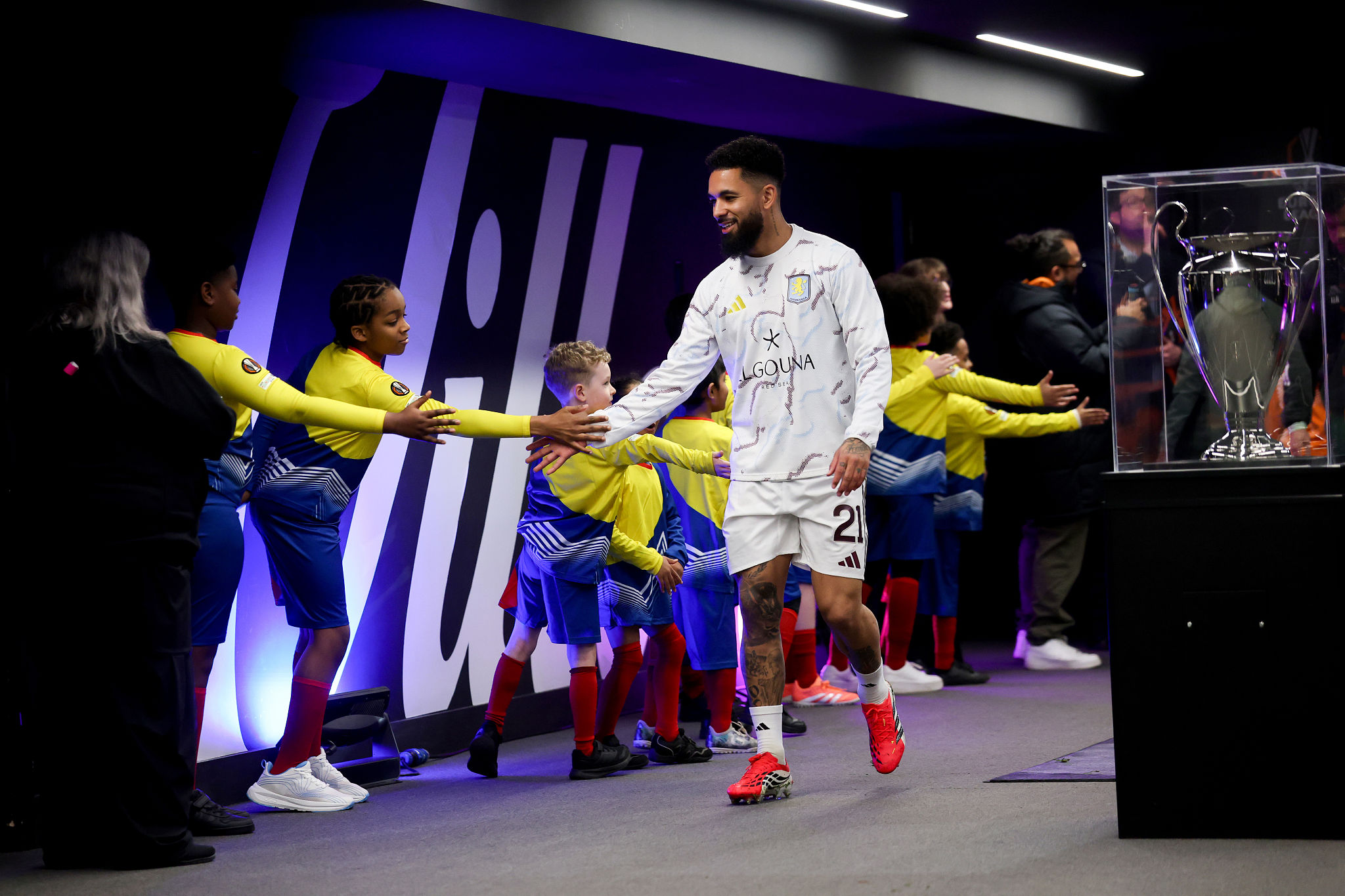 Douglas Luiz, la Juventus attende 25 milioni dall'Aston Villa