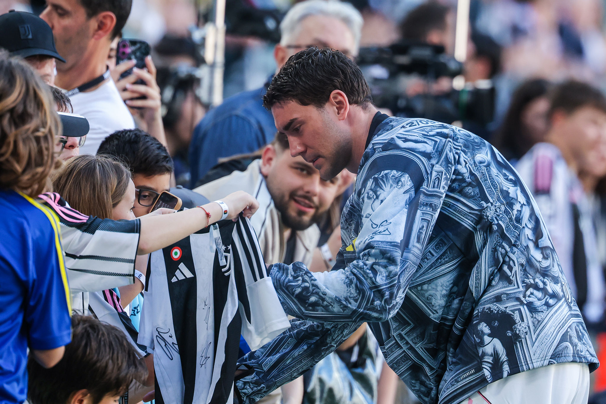 Vlahovic si ferma ancora, lesione al polpaccio: la data in cui la Juve punta a riaverlo a disposizione