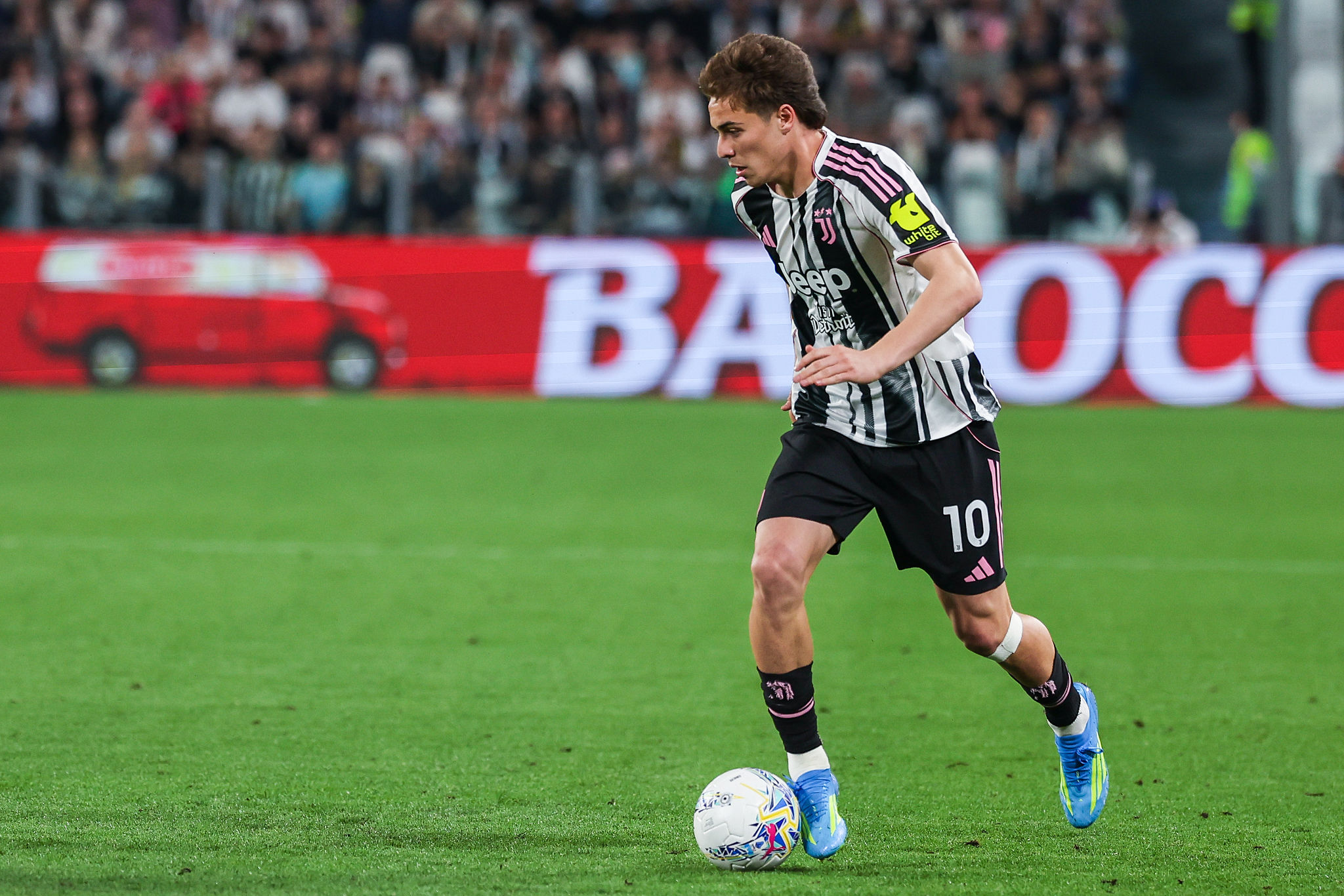 ✗ Yildiz, bagno di folla alla Continassa: autografi e sorrisi per i tifosi