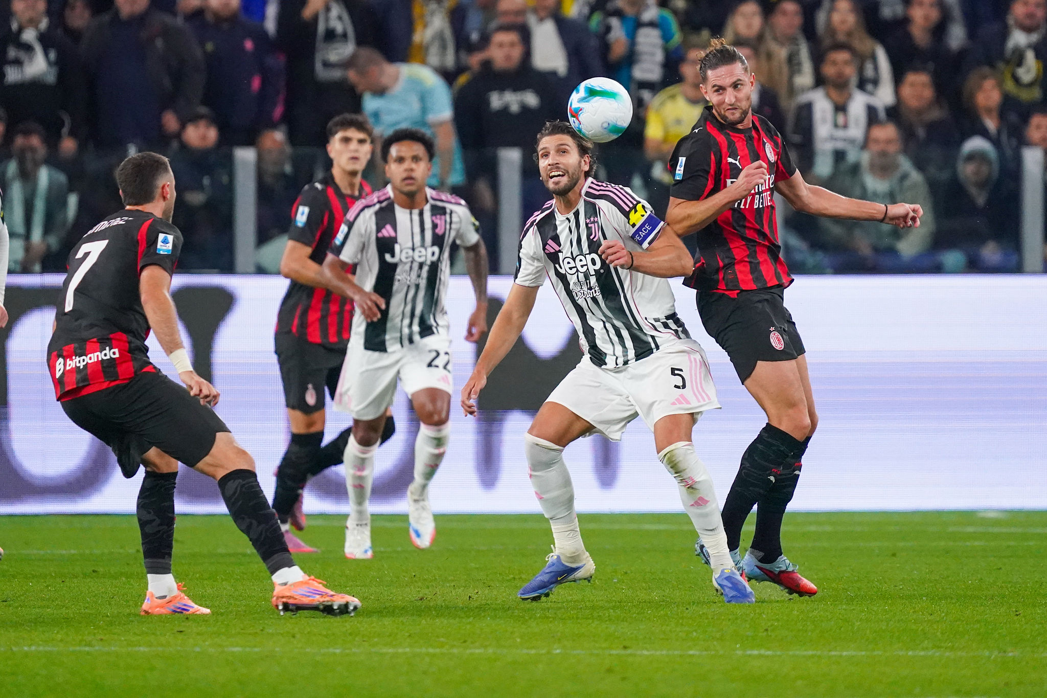 Gelo tra Locatelli e Rabiot: il francese nega la mano al capitano della Juventus