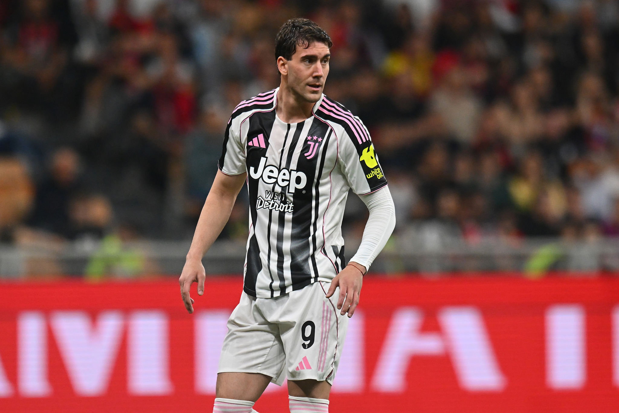 Vlahović al bivio: la Juventus chiede una scelta definitiva sul futuro