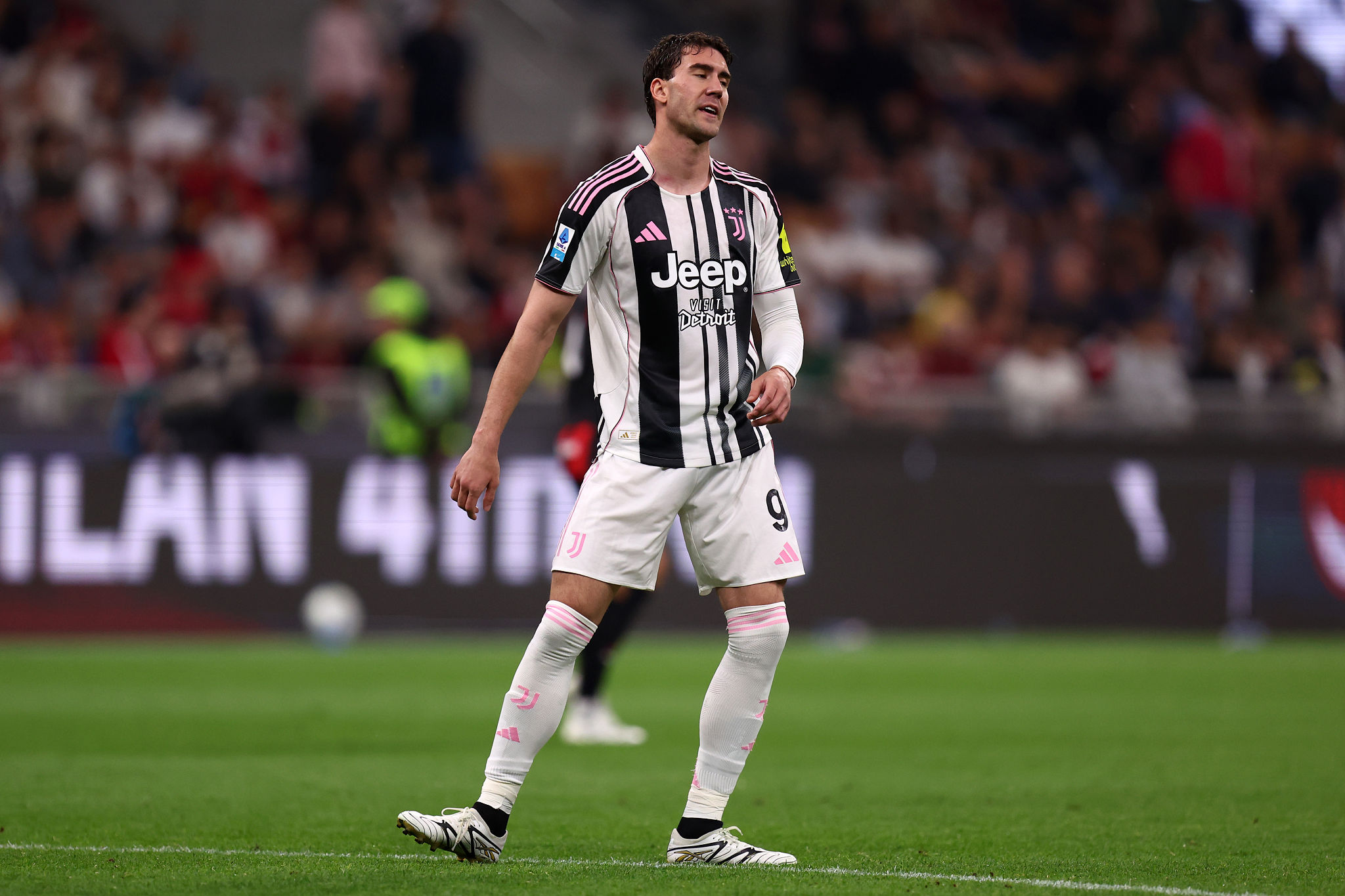 Rinnovo breve per Vlahović: la strategia della Juventus per il rilancio dell’attaccante