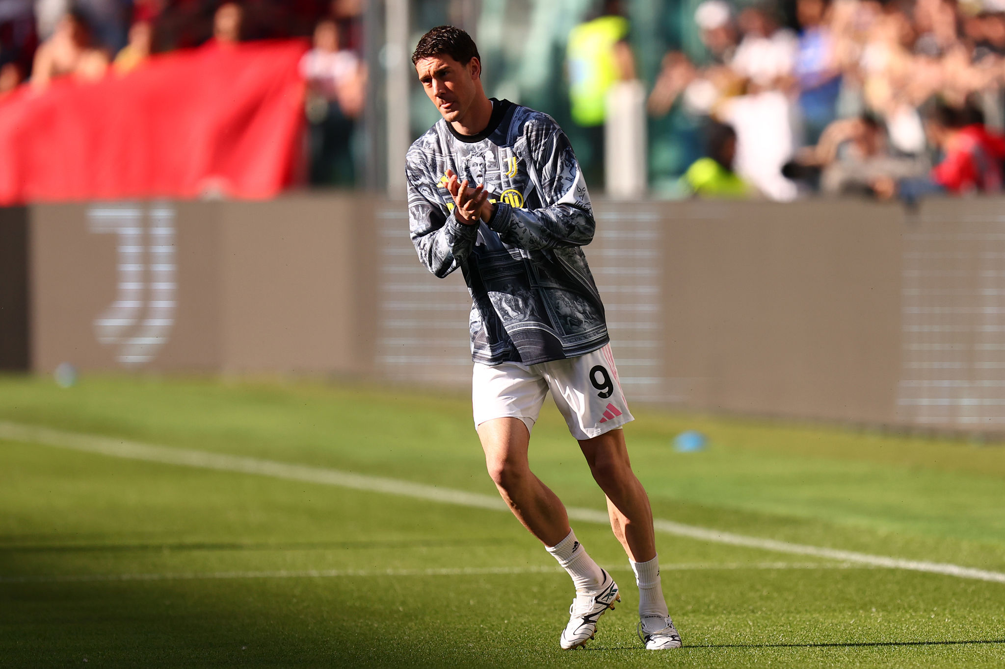 Frenata sul rinnovo di Vlahovic, la Juventus rinvia la decisione