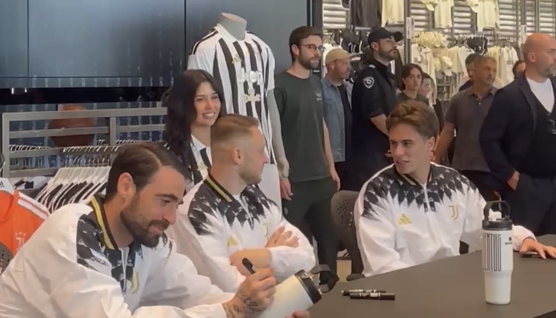 Presentata la maglia Juve 2026/27: Yildiz, Koopmeiners e Pinsoglio al MegaStore