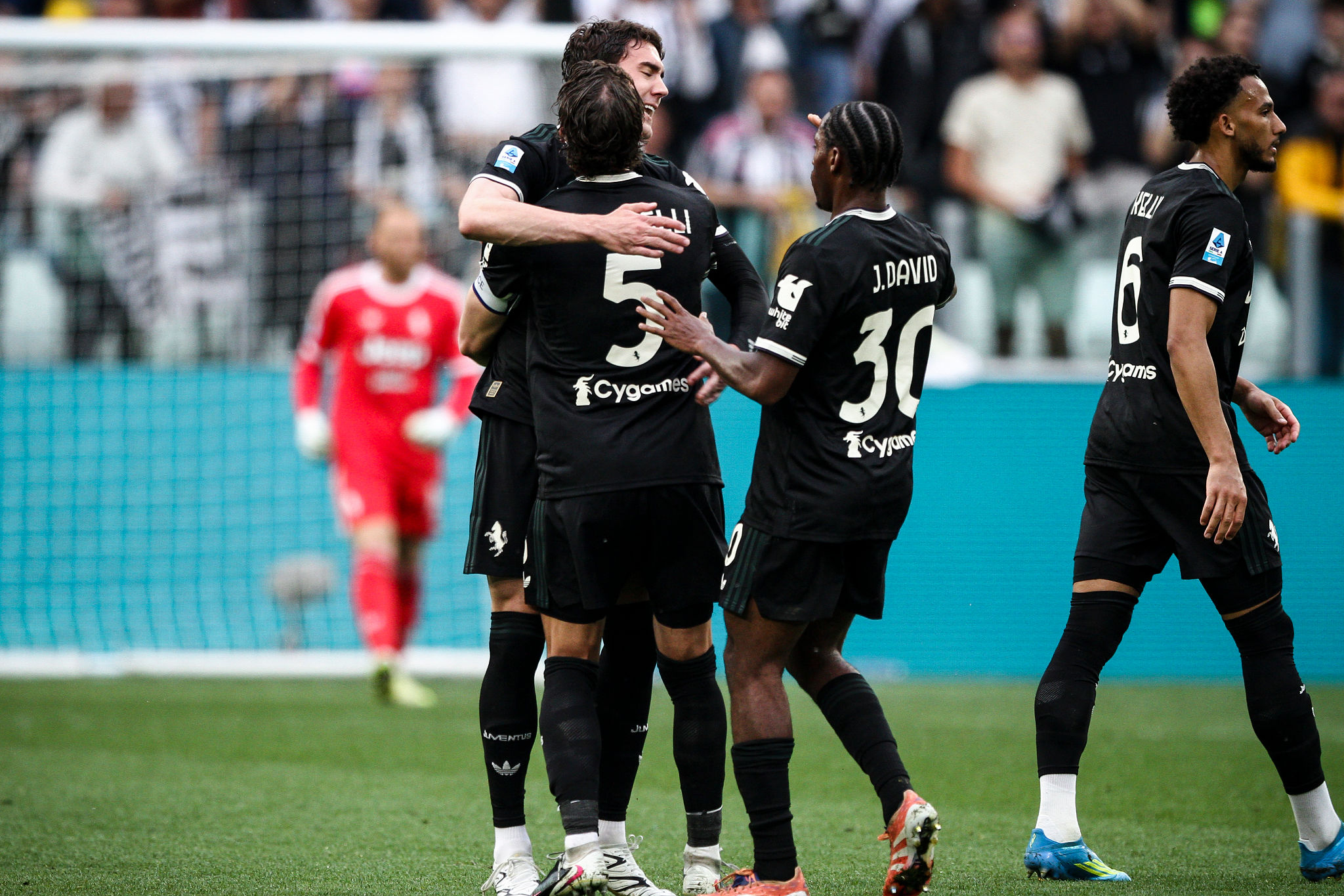 Vlahovic prende tempo sul rinnovo: la Juventus fissa la scadenza mentre il serbo aspetta l'Europa
