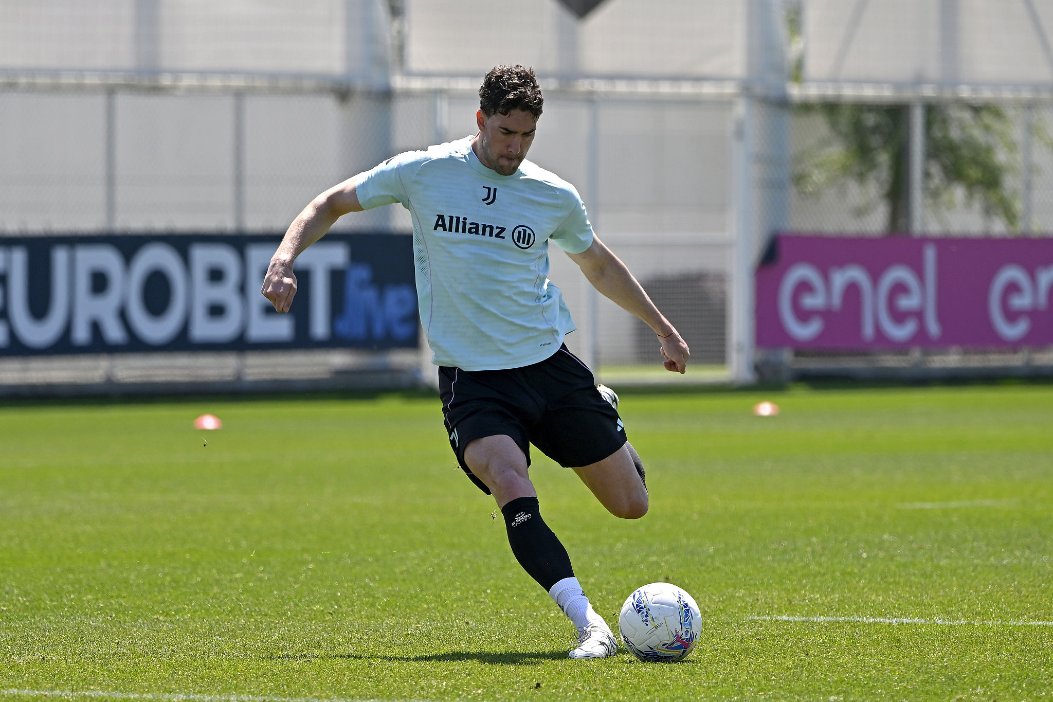 Affaticamento all'adduttore per Vlahovic: la sua presenza nel derby è a rischio