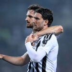 Vlahovic decide il primo tempo del derby, la Juventus avanti in un clima surreale