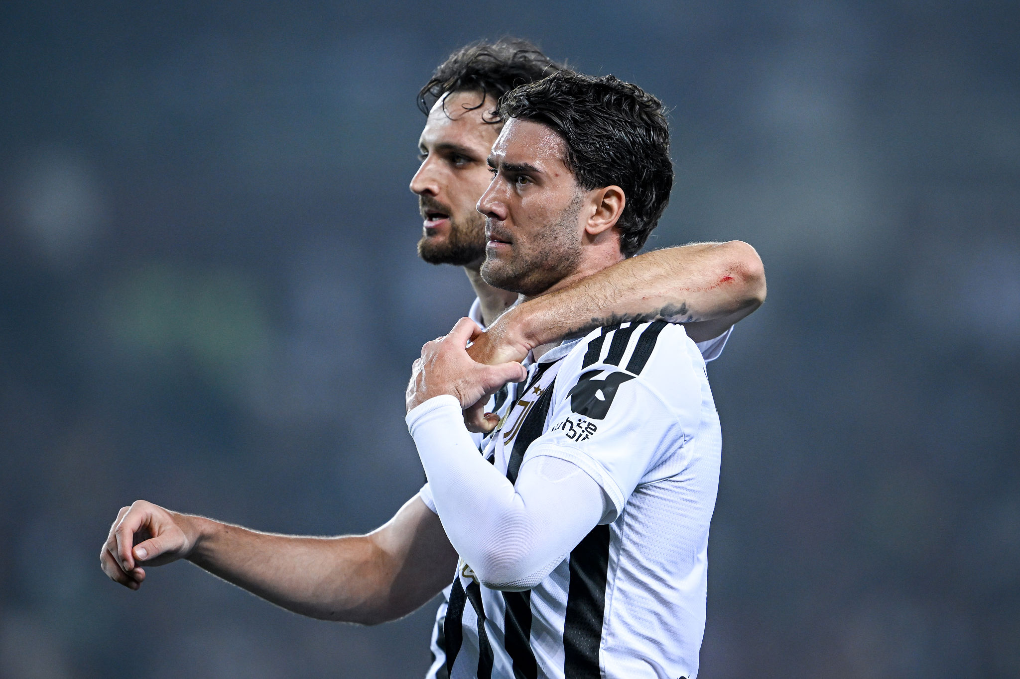 Vlahovic, l’abbraccio a Gatti dopo il derby: il suo futuro alla Juventus è un rebus