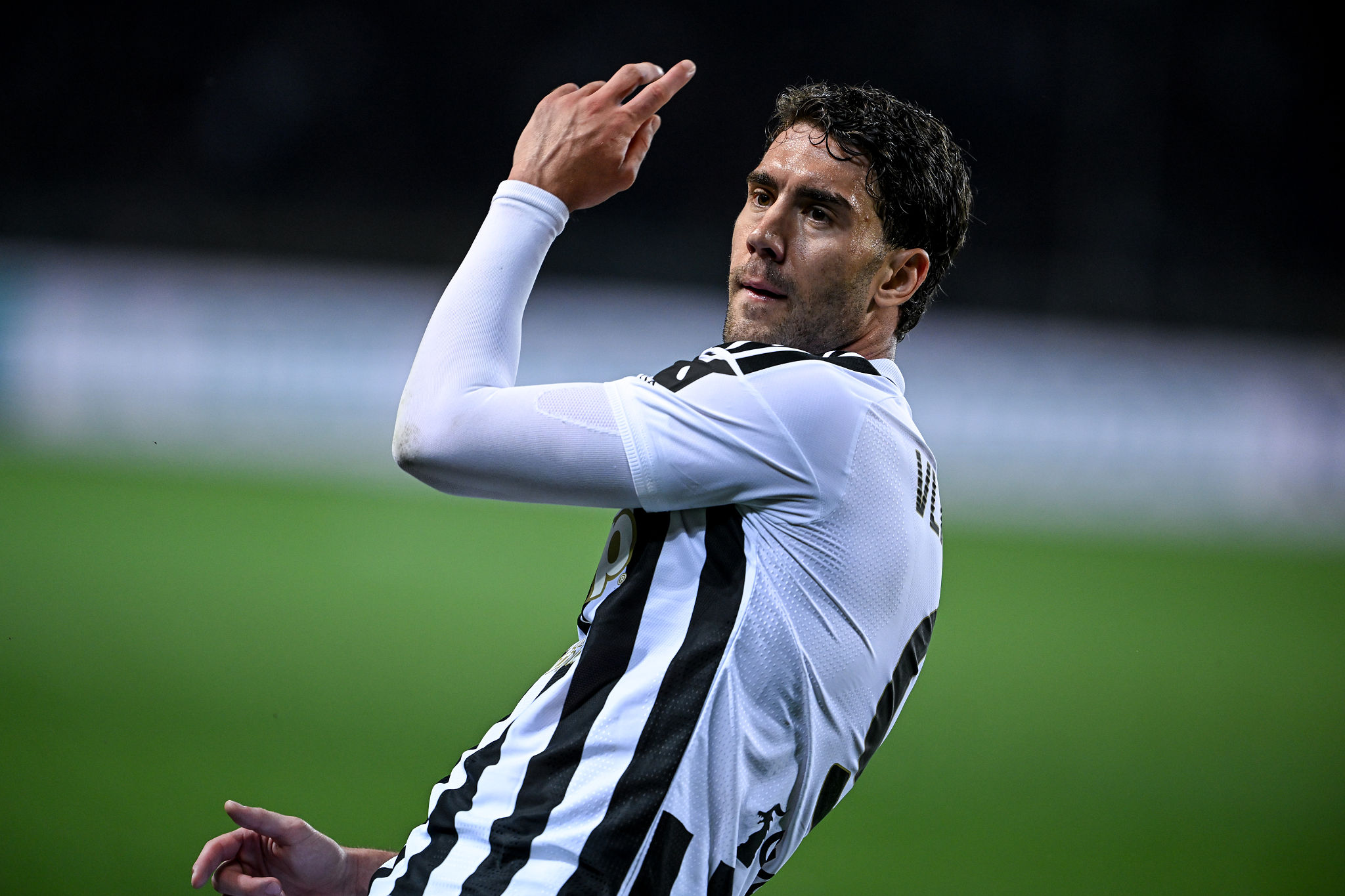 Vlahovic non basta nel derby: la sua doppietta vale un pareggio contro il Torino