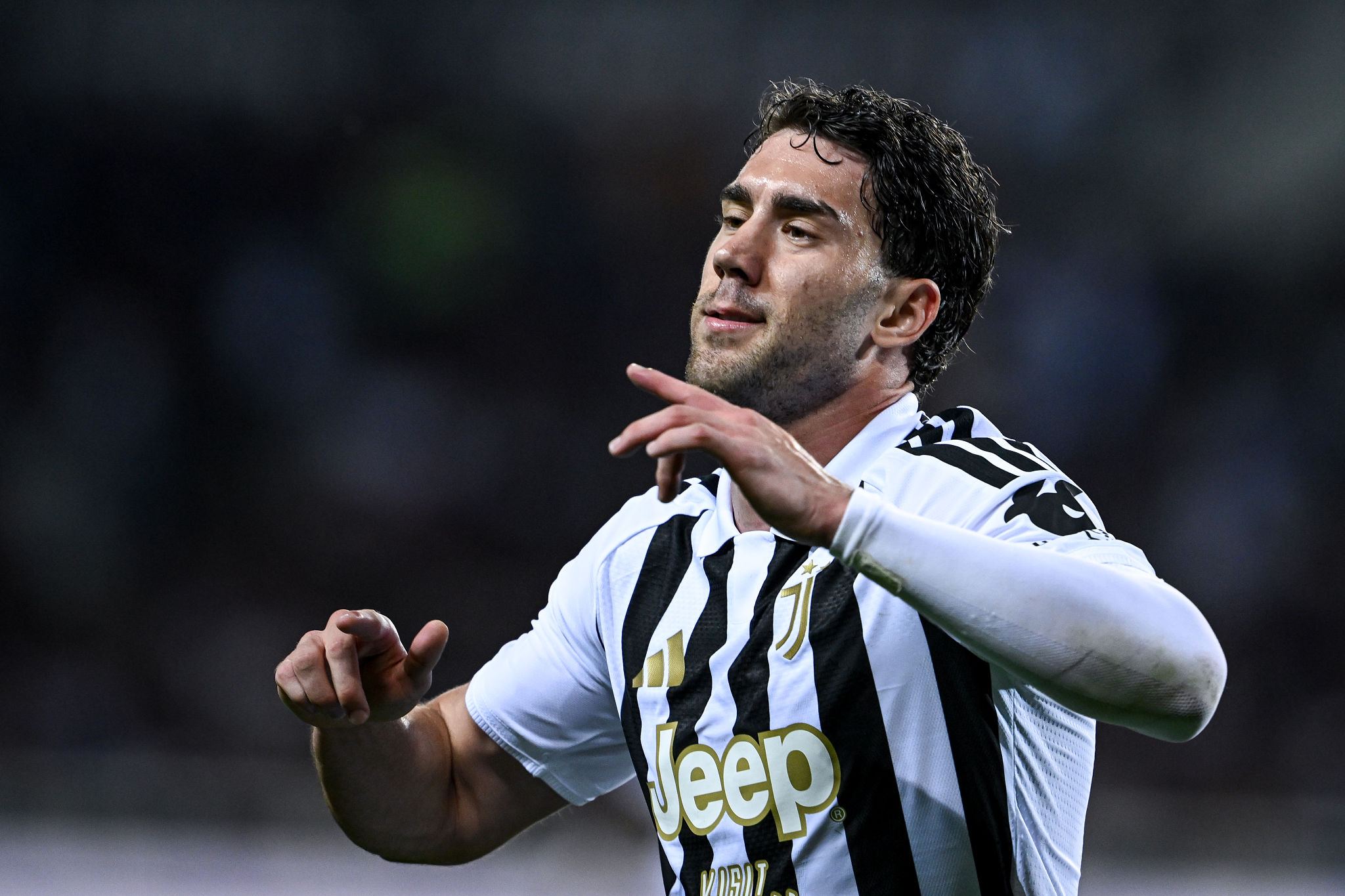 Vlahovic, l'abbraccio a Gatti dopo il derby: il suo futuro alla Juventus è un rebus