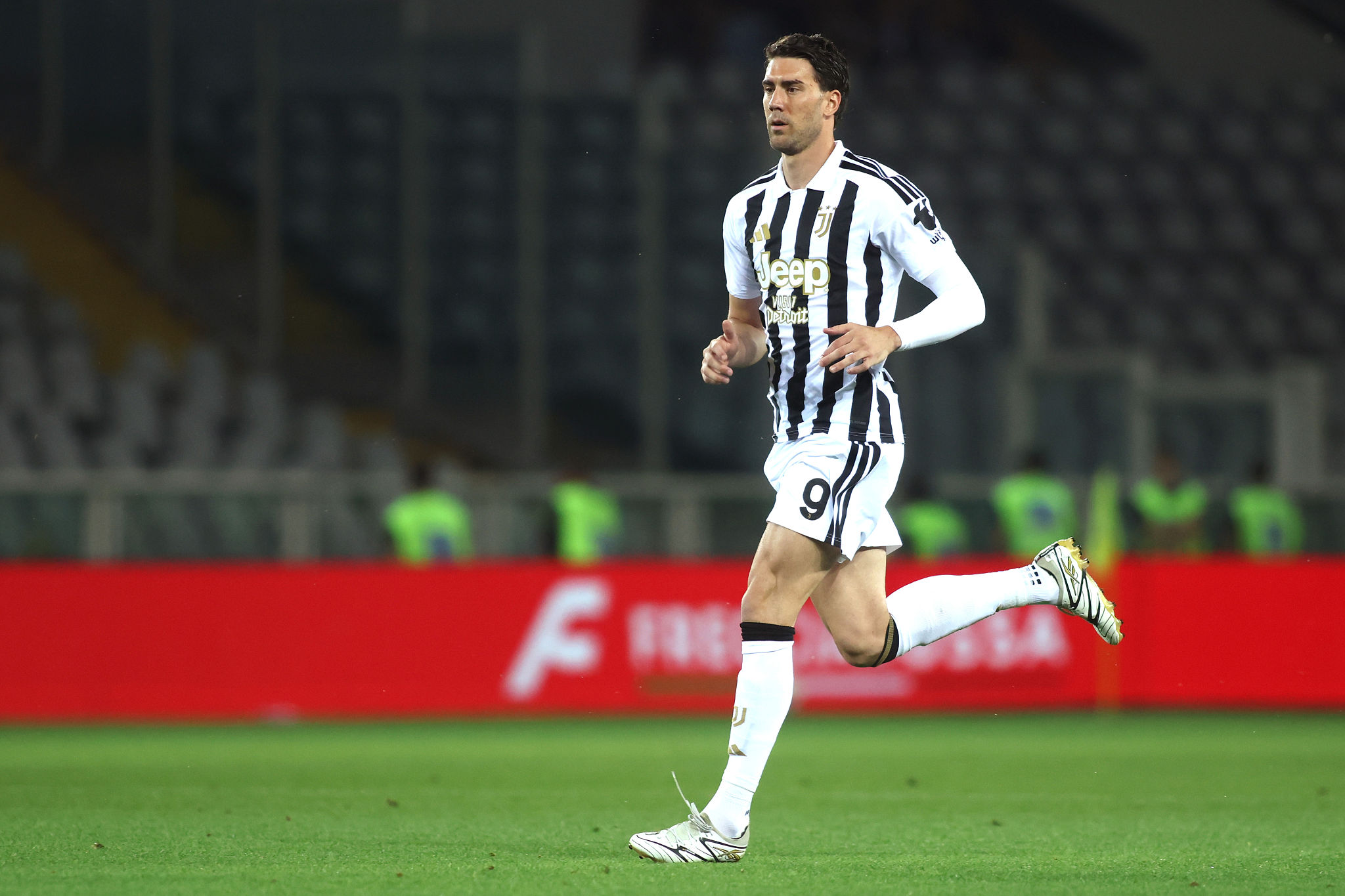 Vlahović al bivio: la Juventus decide il futuro dell’attacco nel prossimo summit di mercato