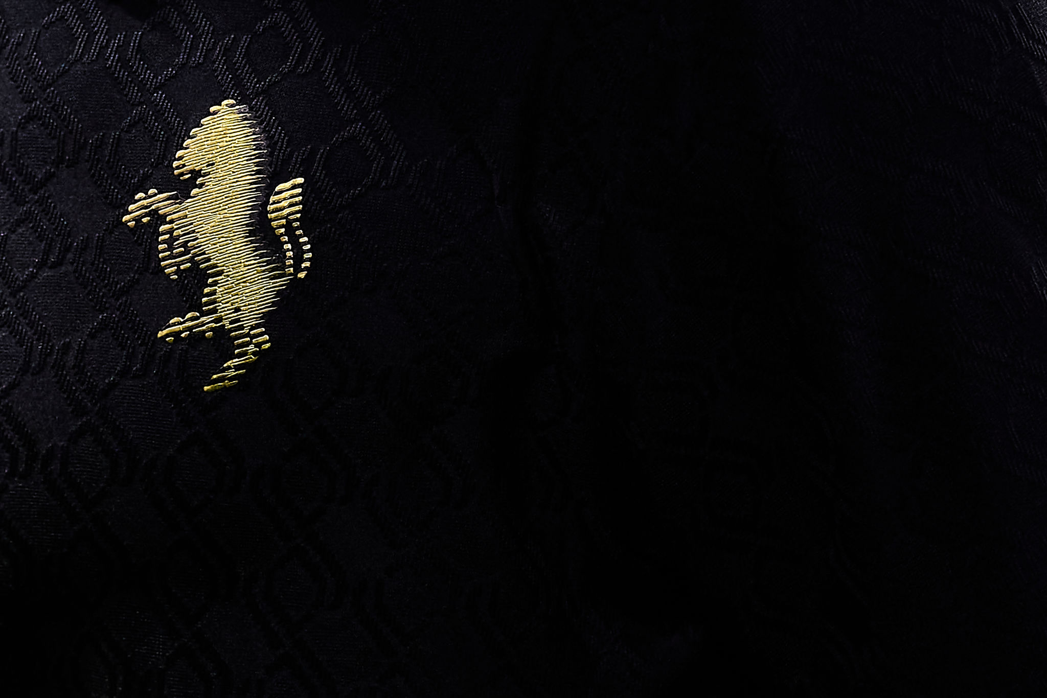 Juventus, la terza maglia 2026/27 si tinge di nero e oro: spunta un dettaglio infuocato