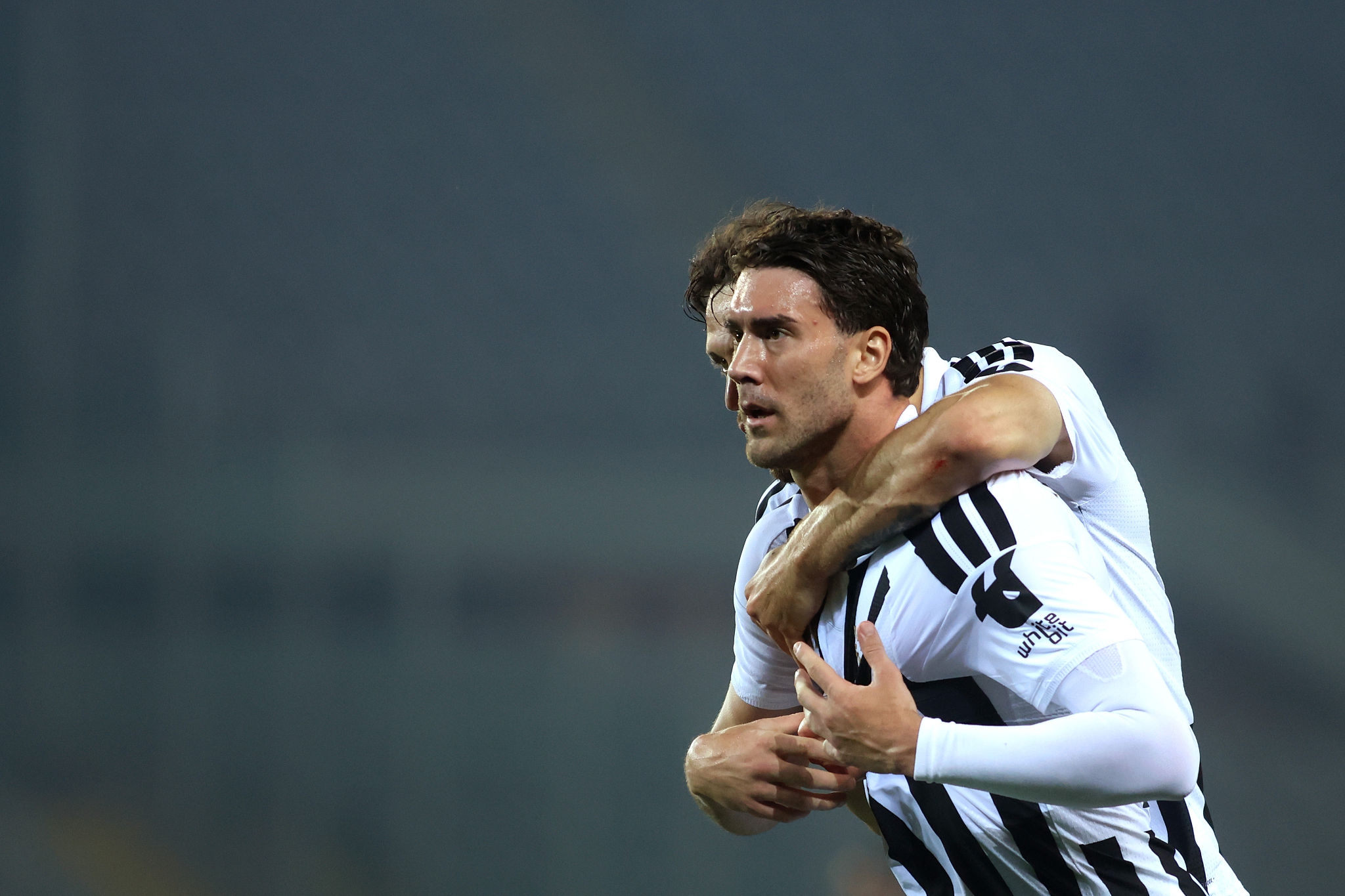Vlahovic saluta la Juve: “Vado via sapendo che sarete per sempre parte della mia storia” (FOTO)
