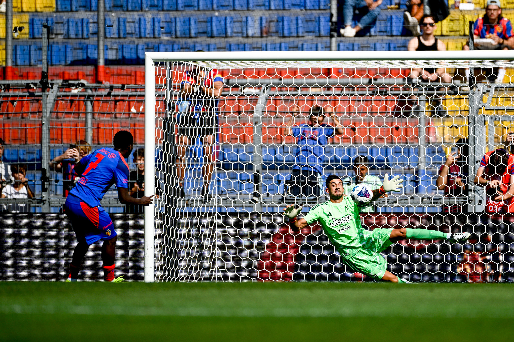 Perin para un rigore e celebra l’ottava stagione alla Juventus: “Ufficialmente iniziata” (FOTO)