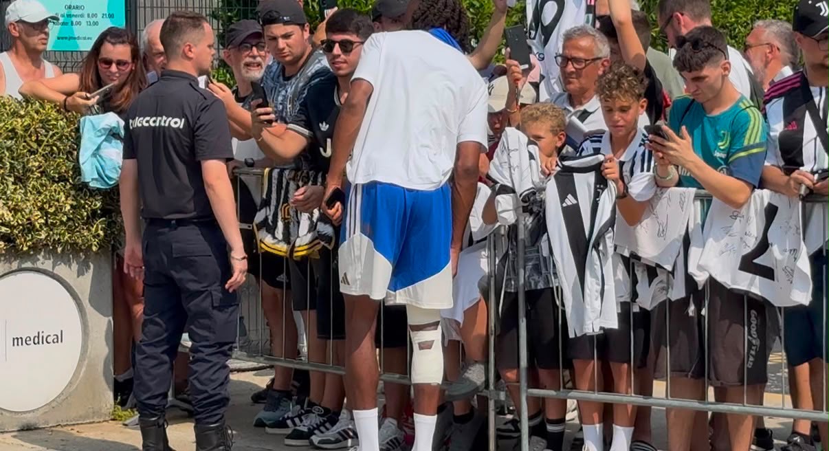 FOTO - Juventus, Thuram al JMedical con una vistosa fasciatura al ginocchio