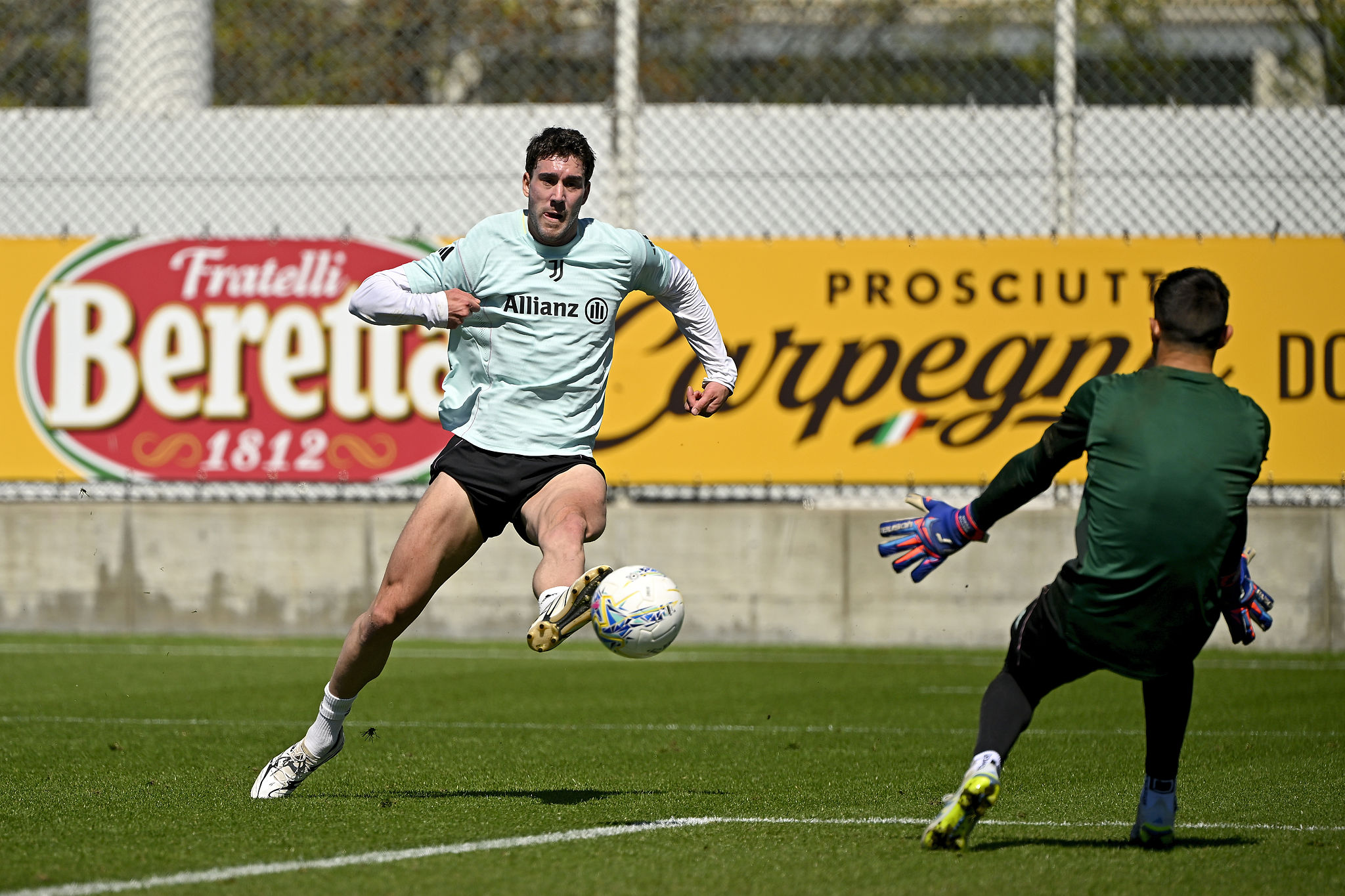 Vlahovic, la Juventus attende un passo concreto: la palla passa al serbo