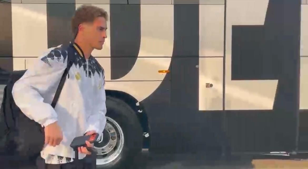 Juventus, VIDEO ESCLUSIVO: i bianconeri partono per Hong Kong, presenti anche Kolo Muani e Alajbegovic