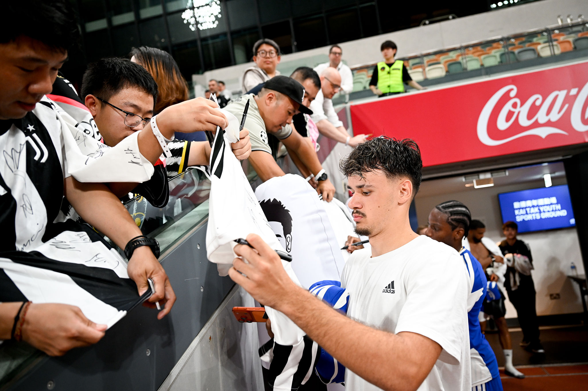 Juve, la squadra è arrivata a Perth: foto e autografi con i tifosi (VIDEO)