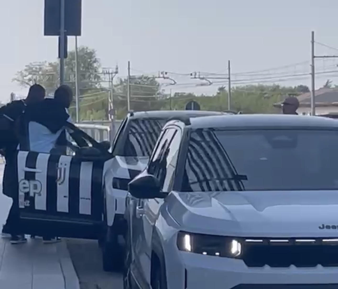 Kolo Muani alla Juventus, il VIDEO ESCLUSIVO dell’arrivo: il francese è atterrato a Caselle