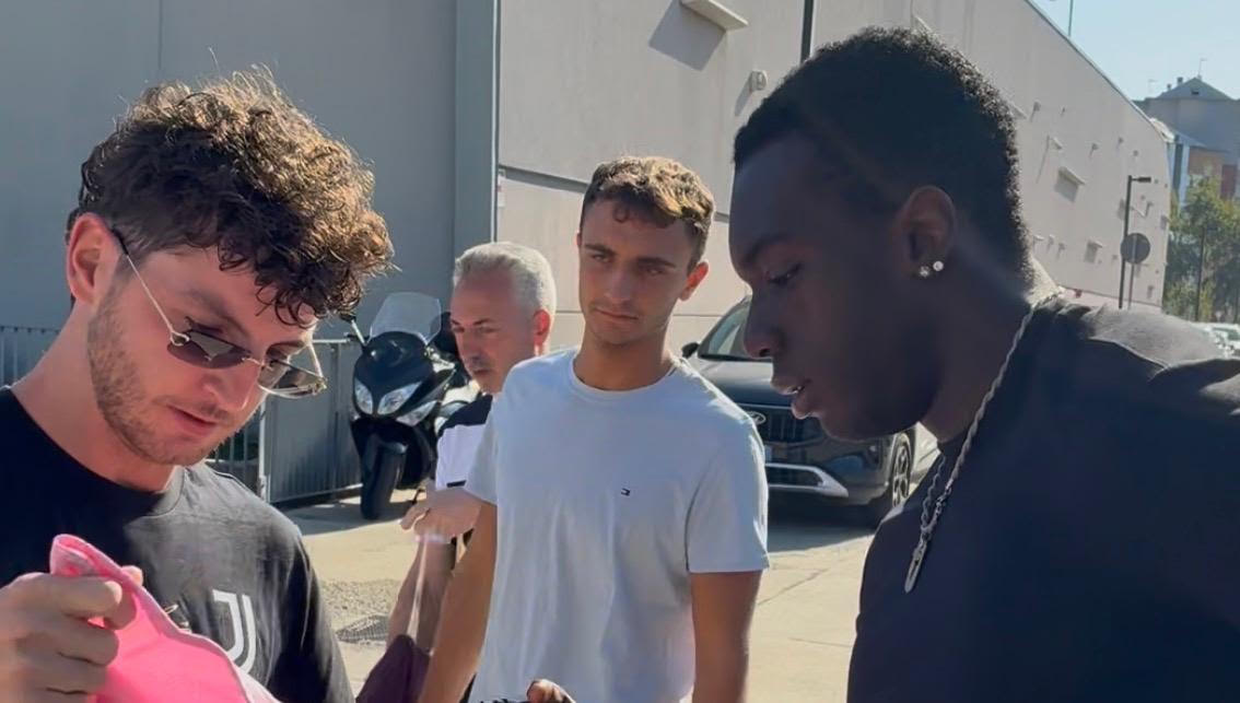 Juve, visite mediche per Ekhator al J|Medical: foto, autografi e applausi dei tifosi | VIDEO ESCLUSIVO