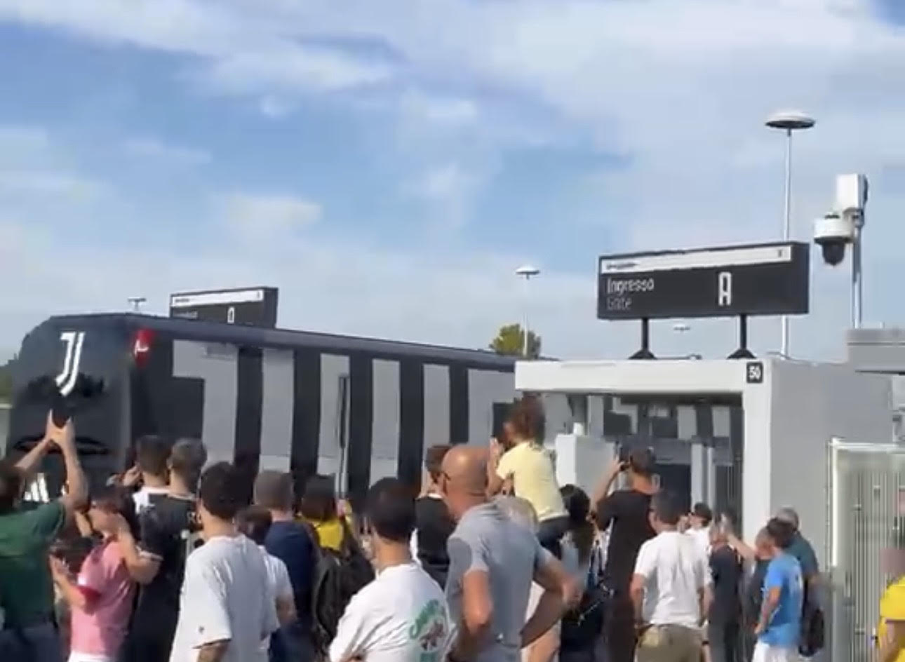 Juventus-Atalanta, il pullman bianconero arriva allo Stadium tra gli applausi | VIDEO